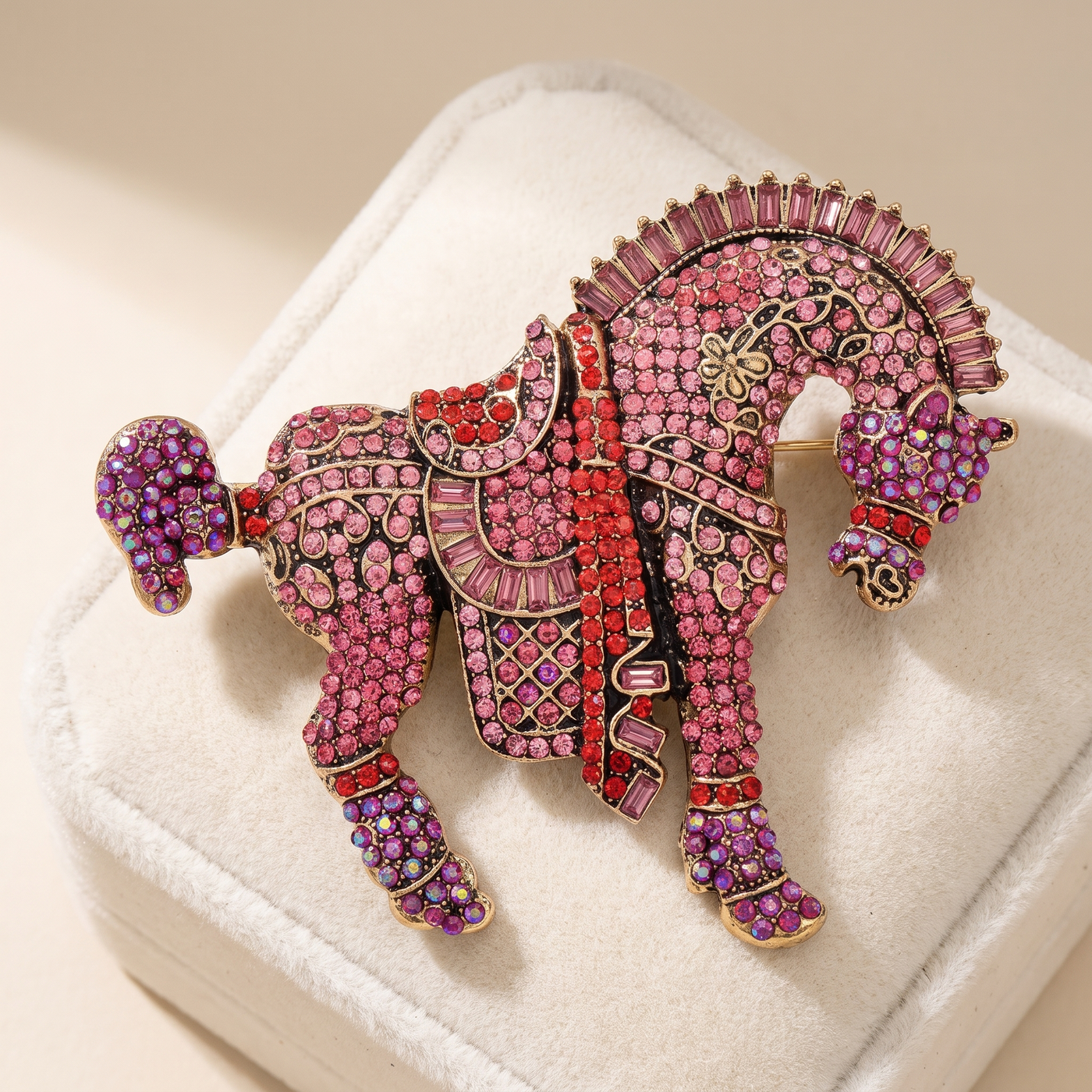 Broche Cheval en cristal, bijou vintage Alyvoa en situation · Rose