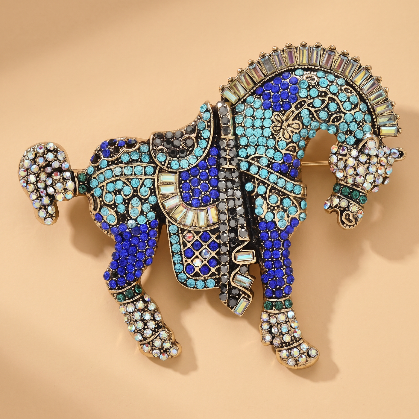 Broche Cheval en cristal, bijou vintage Alyvoa tenue à la main · Bleu