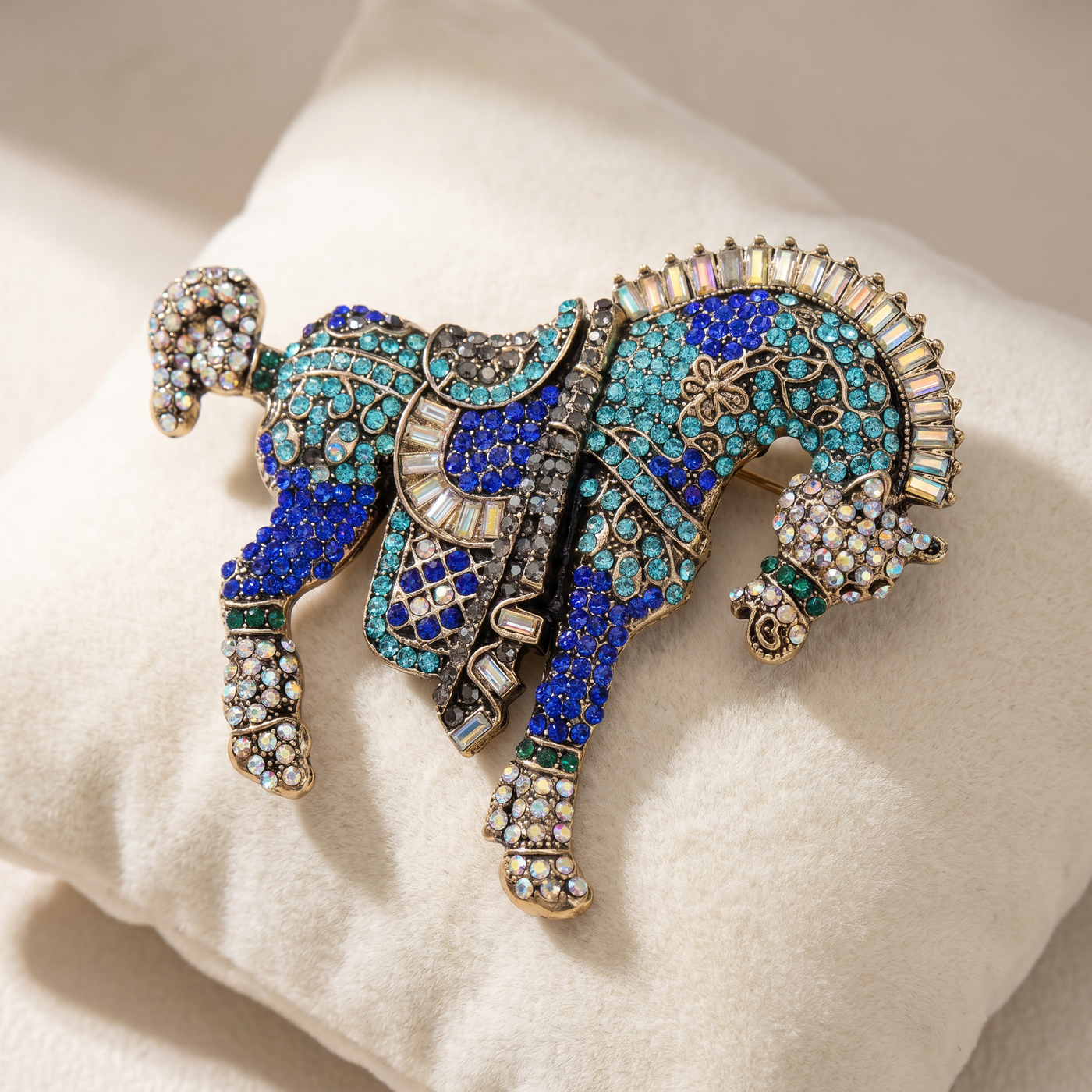 Broche Cheval en cristal, bijou vintage Alyvoa présentée sur un coussin · Bleu