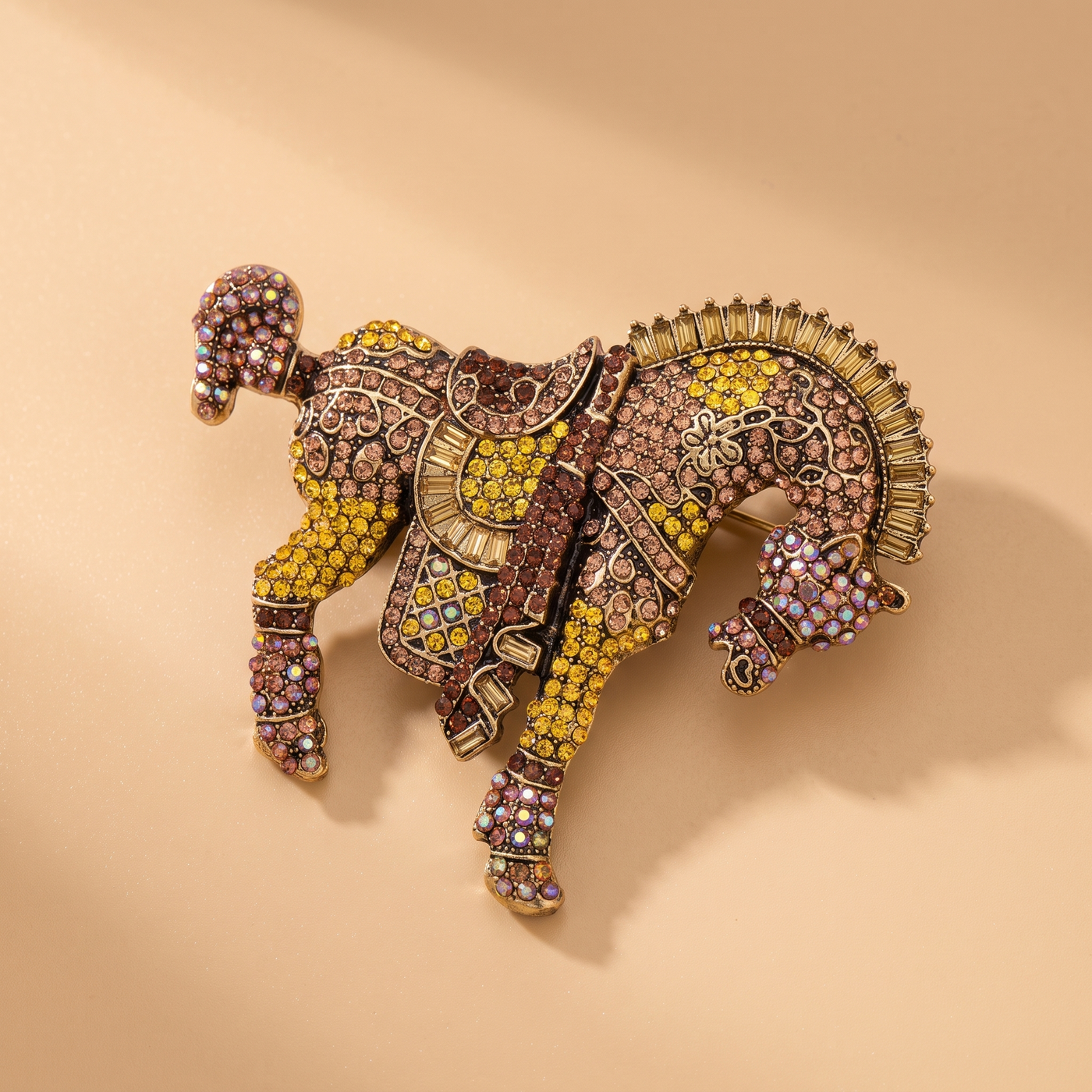 Broche Cheval en cristal, bijou vintage Alyvoa en situation · Marron