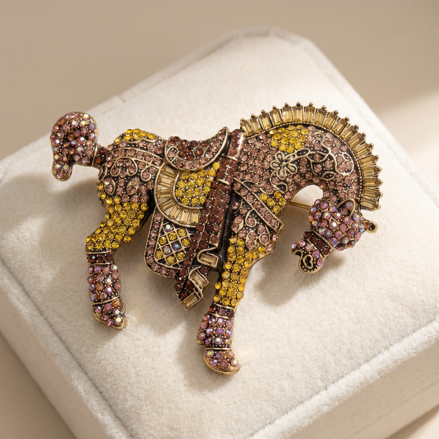 Broche Cheval en cristal, bijou vintage Alyvoa vue en gros plan · Marron