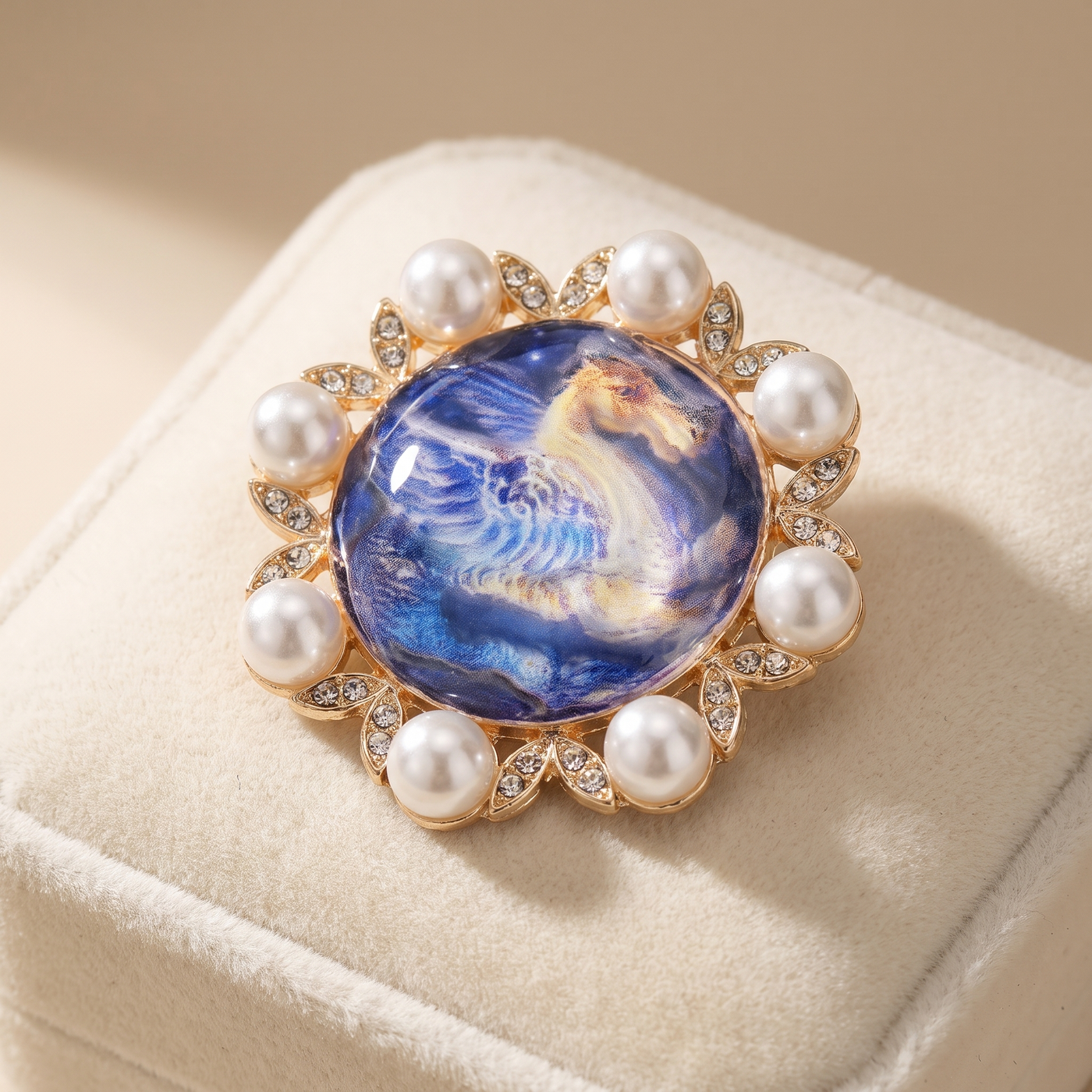 Broche Cheval en perles, bijou vintage Alyvoa tenue à la main · Bleu