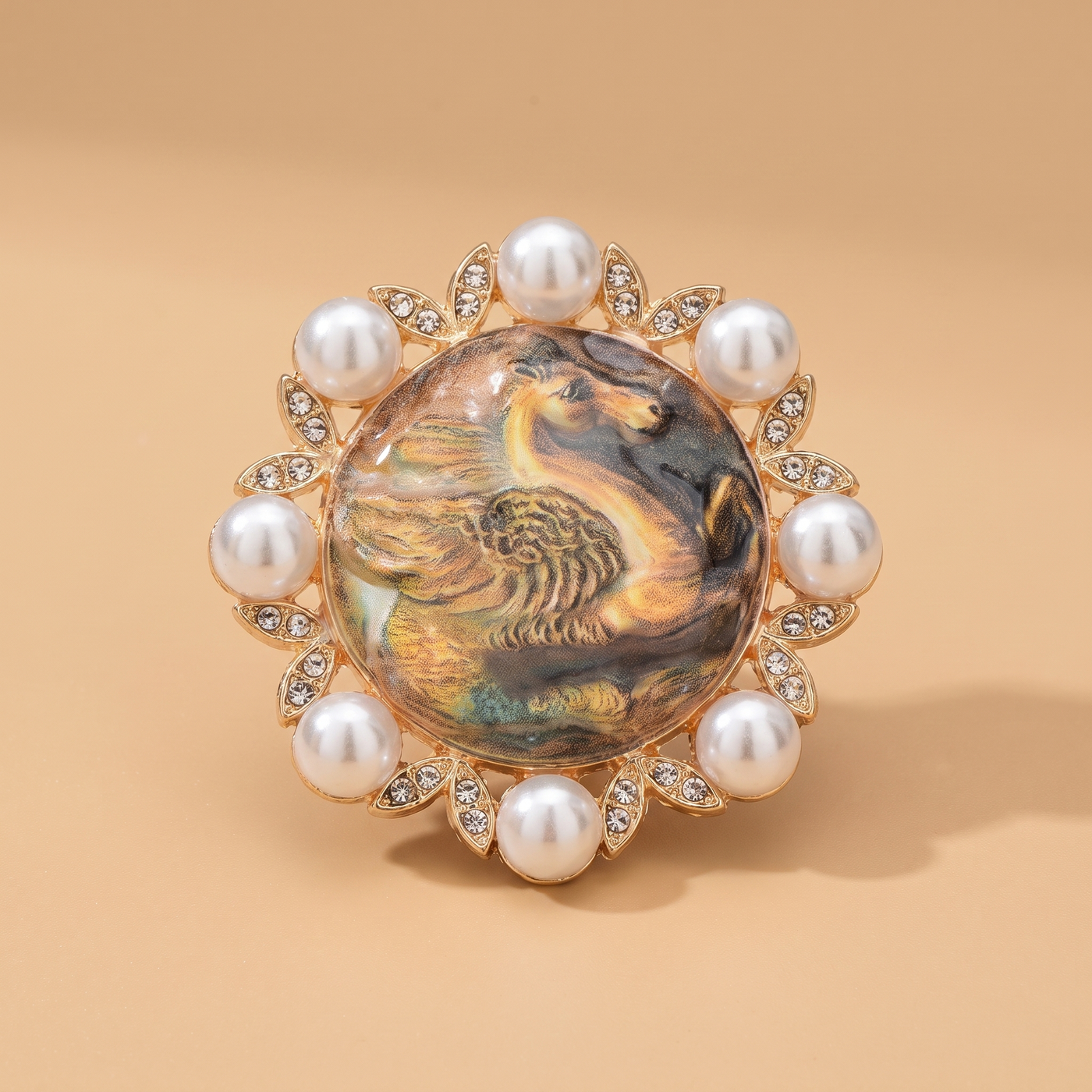 Broche Cheval en perles, bijou vintage Alyvoa portée sur un revers · Jaune