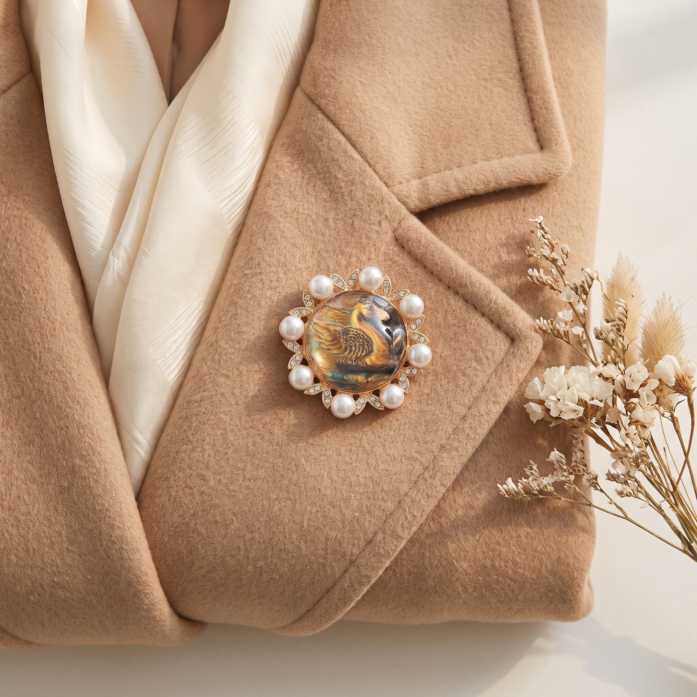 Broche Cheval en perles, bijou vintage Alyvoa vue en gros plan · Jaune