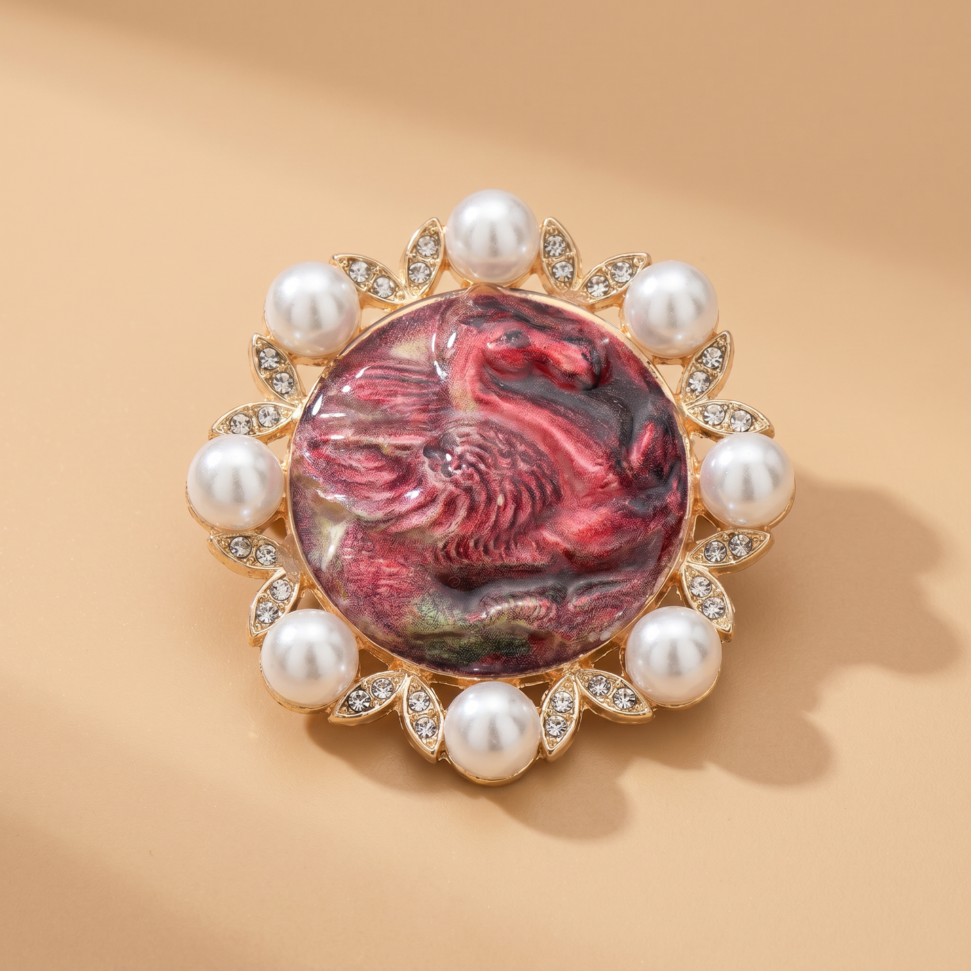 Broche Cheval en perles, bijou vintage Alyvoa tenue à la main · Rouge