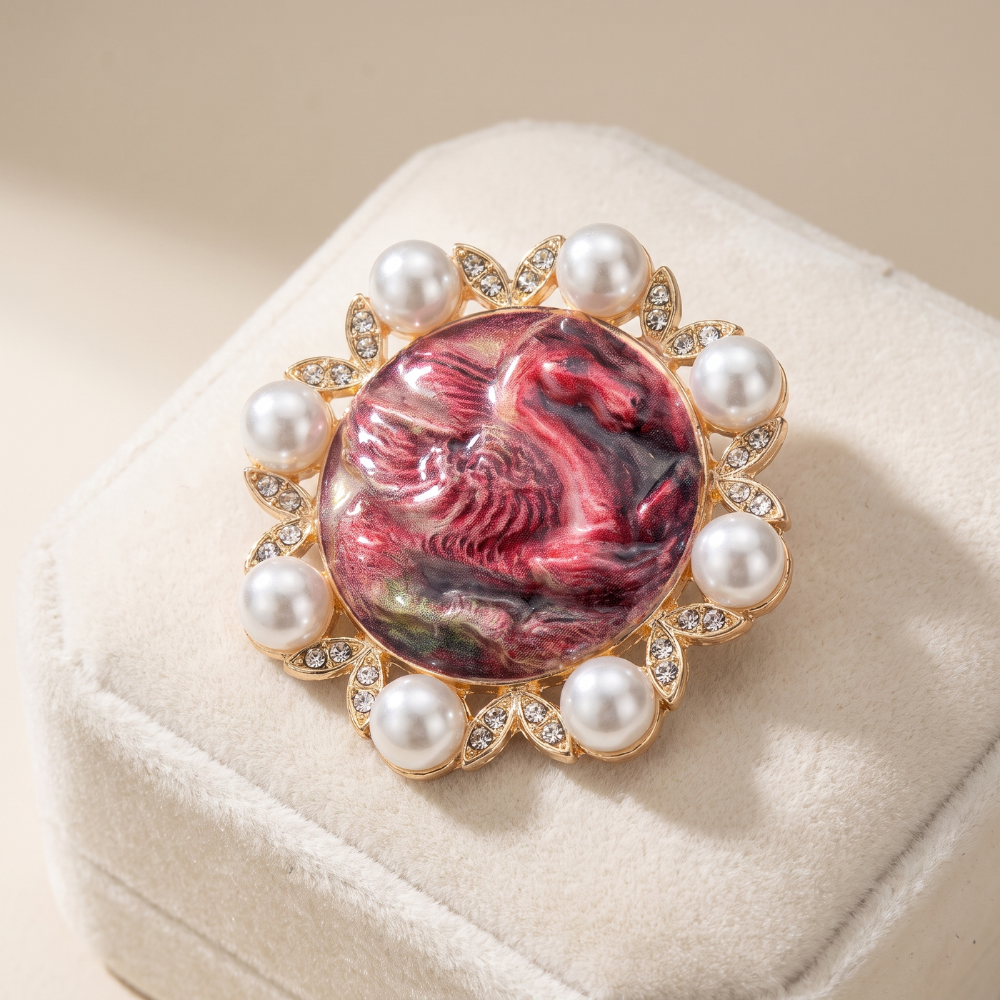 Broche Cheval en perles, bijou vintage Alyvoa présentée sur un coussin · Rouge