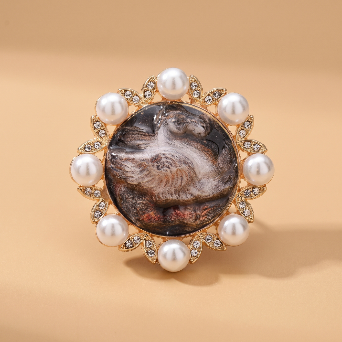 Broche Cheval en perles, bijou vintage Alyvoa en situation · Blanc