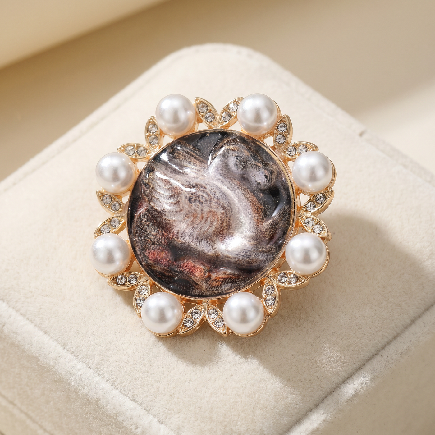 Broche Cheval en perles, bijou vintage Alyvoa vue en gros plan · Blanc