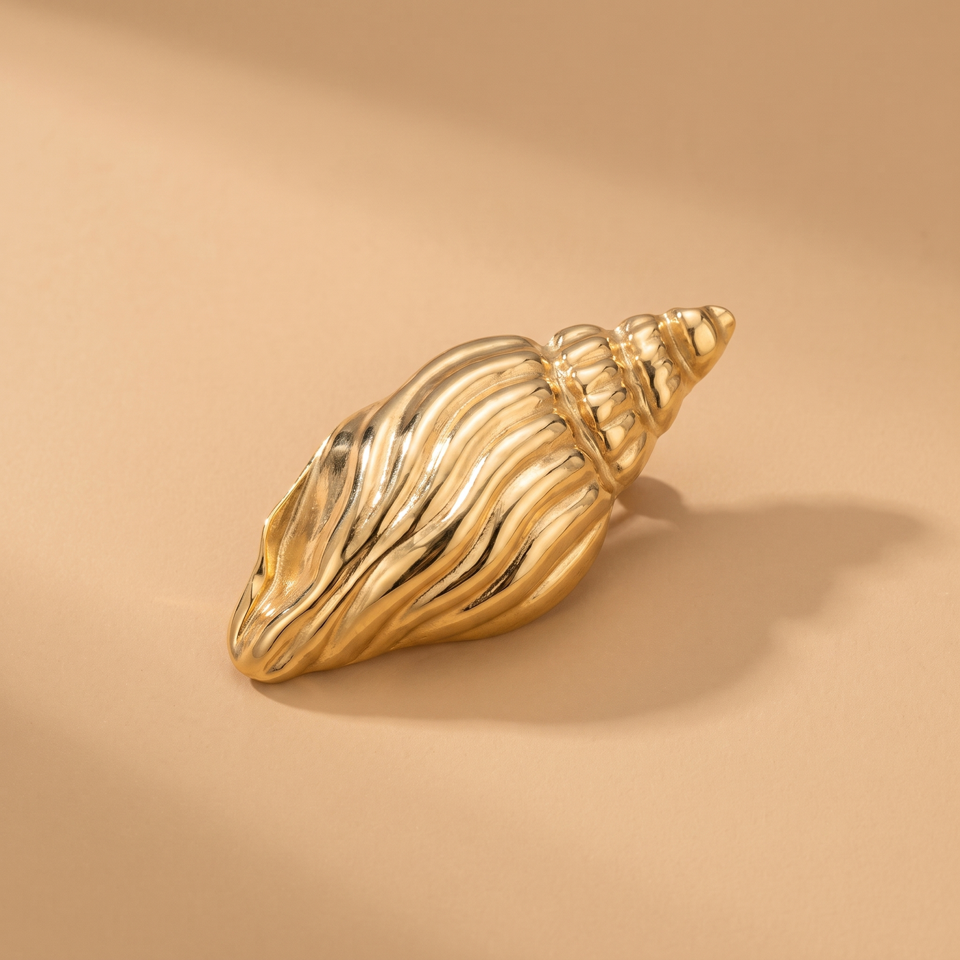 Broche Coquillage en acier, bijou vintage Alyvoa portée sur un revers · Doré