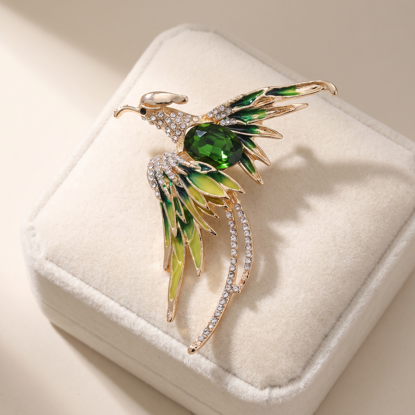 Broche Phénix en cristal, bijou vintage Alyvoa présentée sur un coussin · Vert
