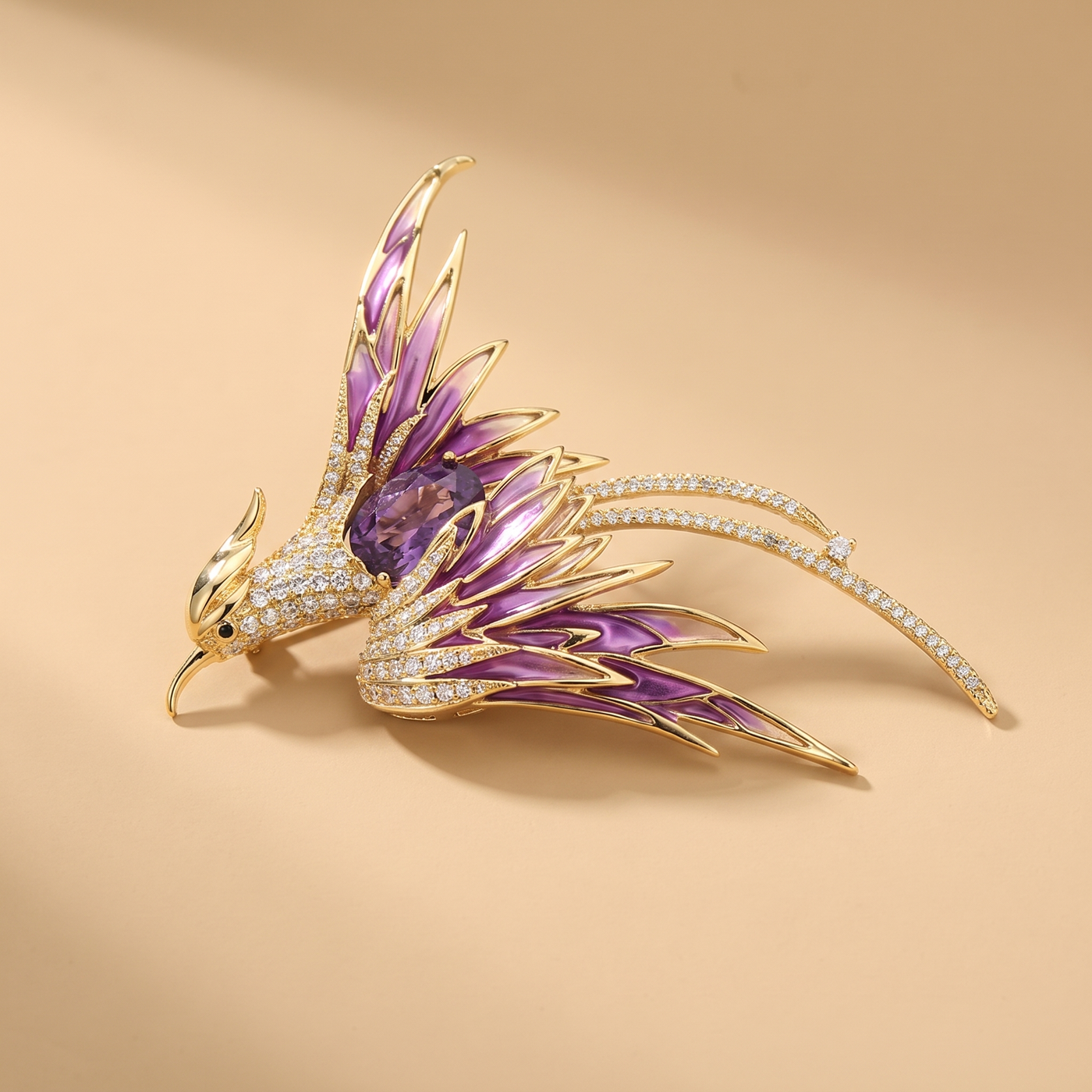 Broche Phénix en cristal, bijou vintage Alyvoa portée sur un revers · Violet