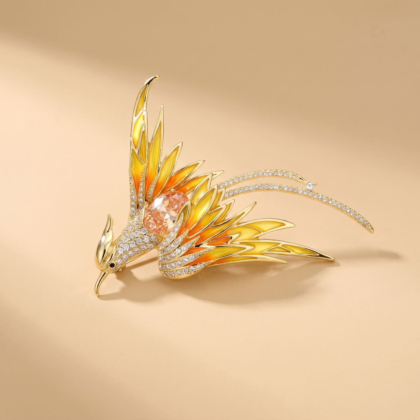 Broche Phénix en cristal, bijou vintage Alyvoa tenue à la main · Jaune