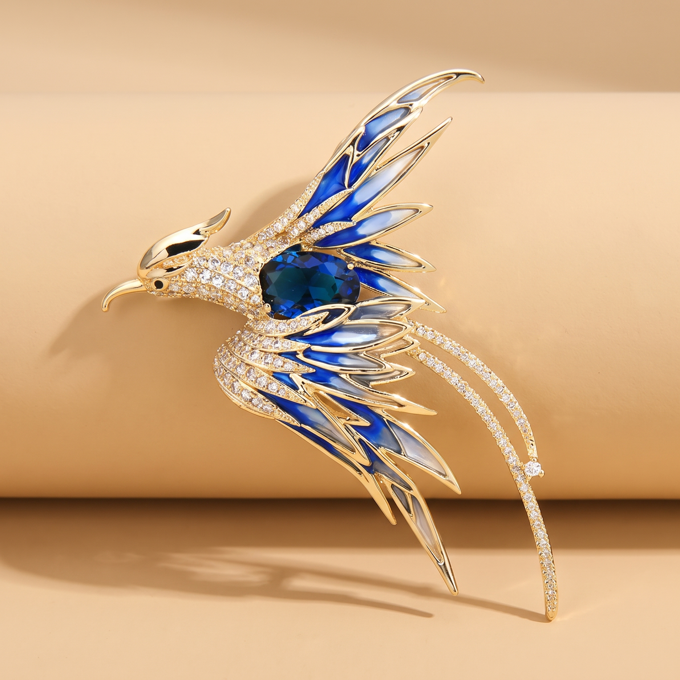 Broche Phénix en cristal, bijou vintage Alyvoa en situation · Bleu
