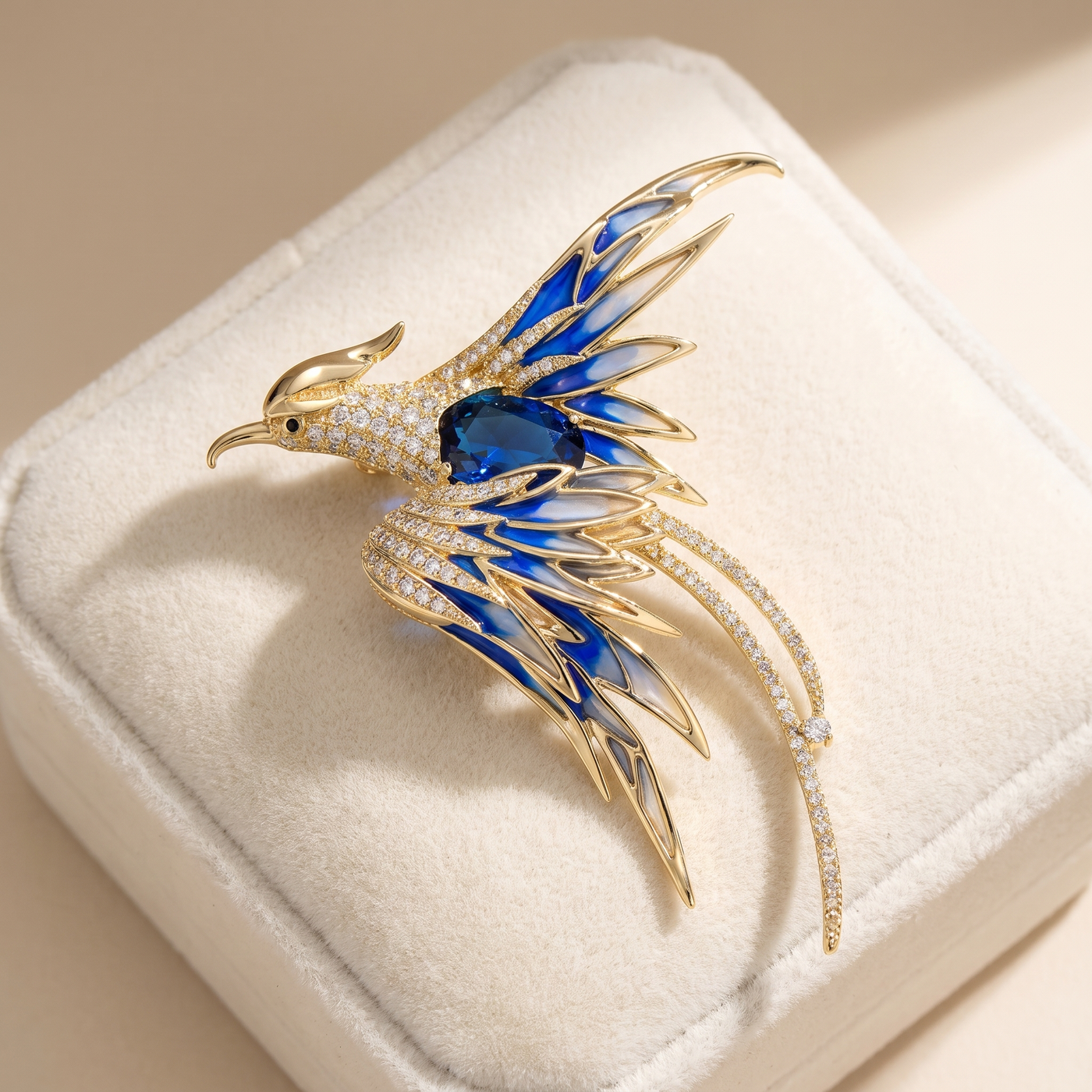 Broche Phénix en cristal, bijou vintage Alyvoa portée sur un revers · Bleu