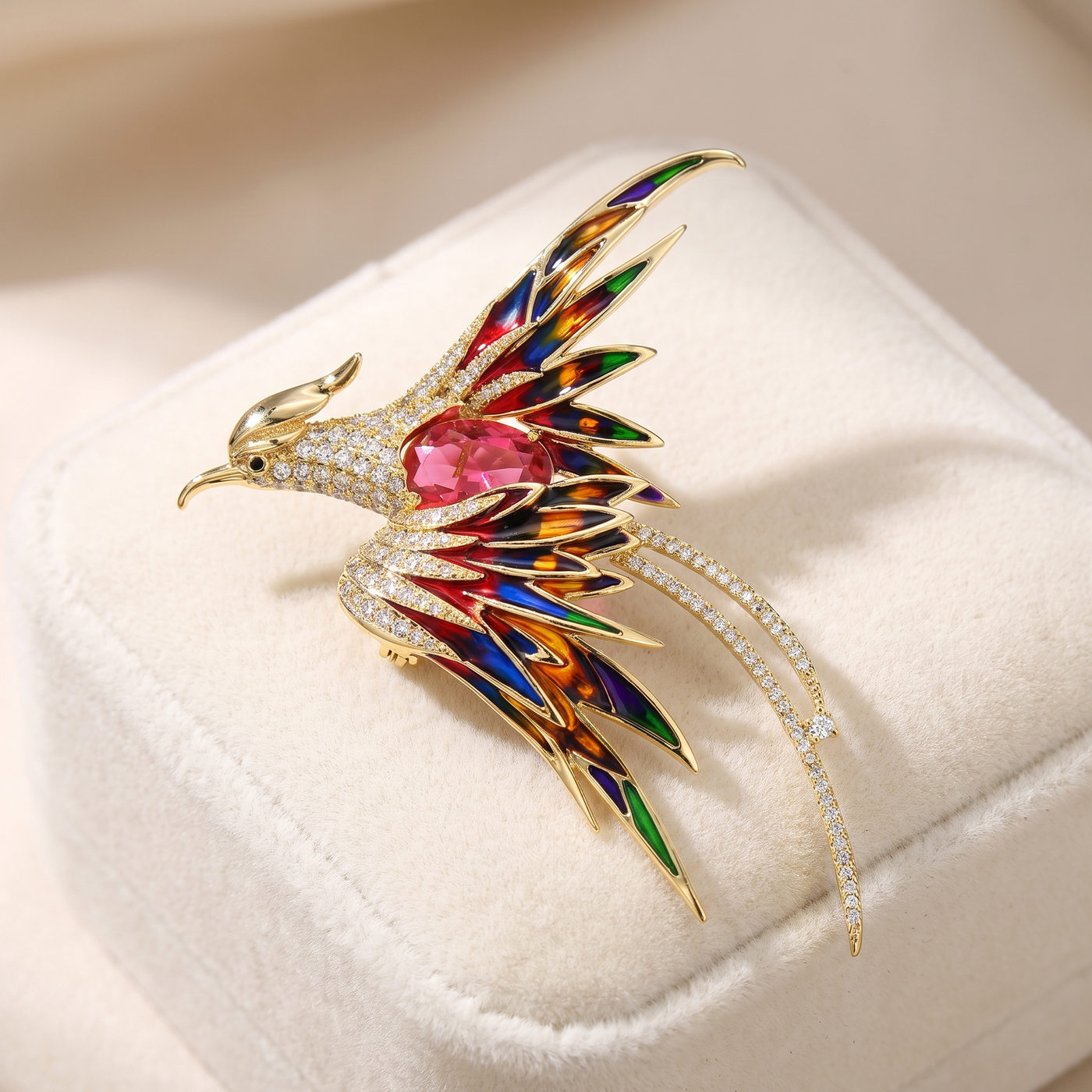 Broche Phénix en cristal, bijou vintage Alyvoa tenue à la main · Multicolore