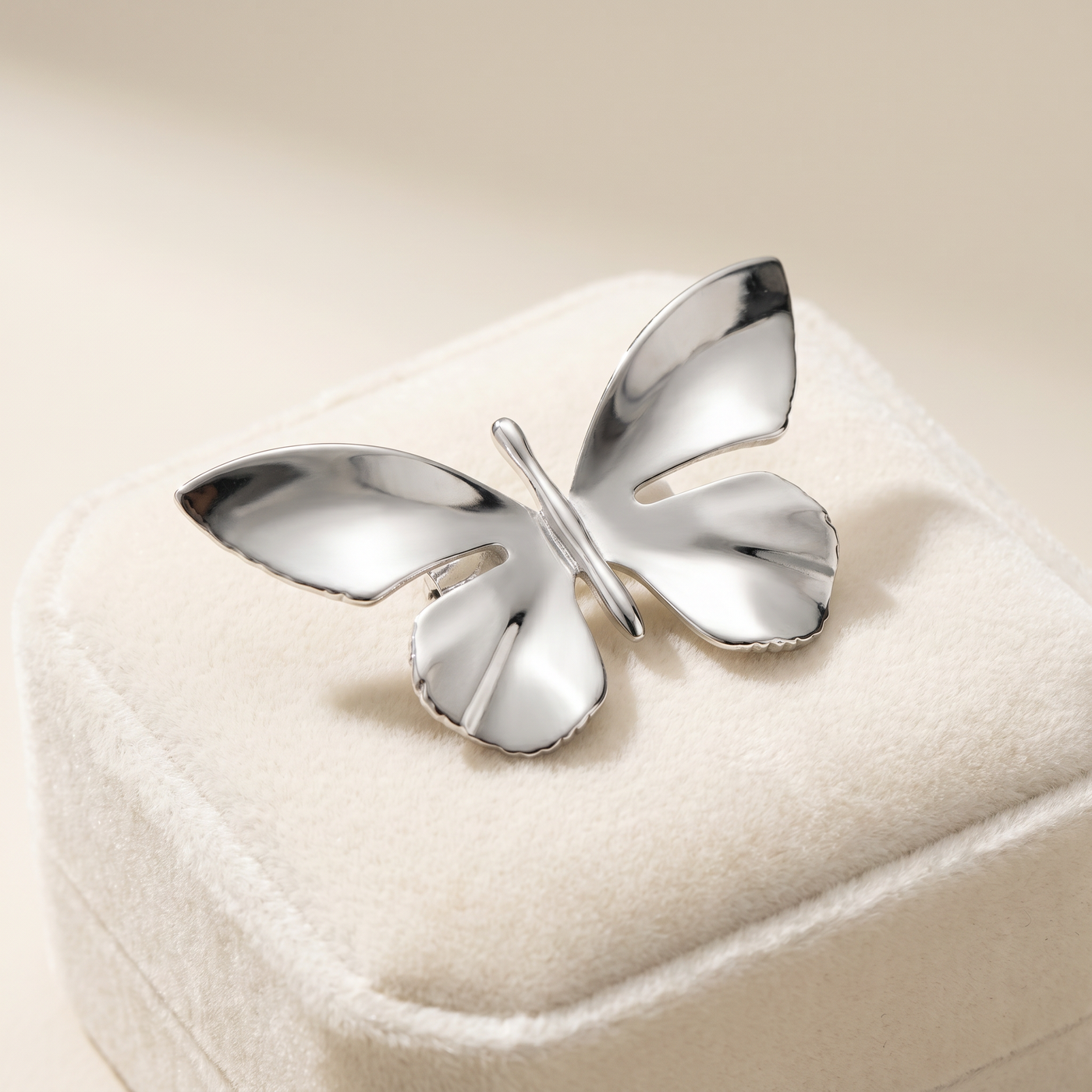 Broche Papillon en acier, bijou vintage Alyvoa présentée sur un coussin · Argenté