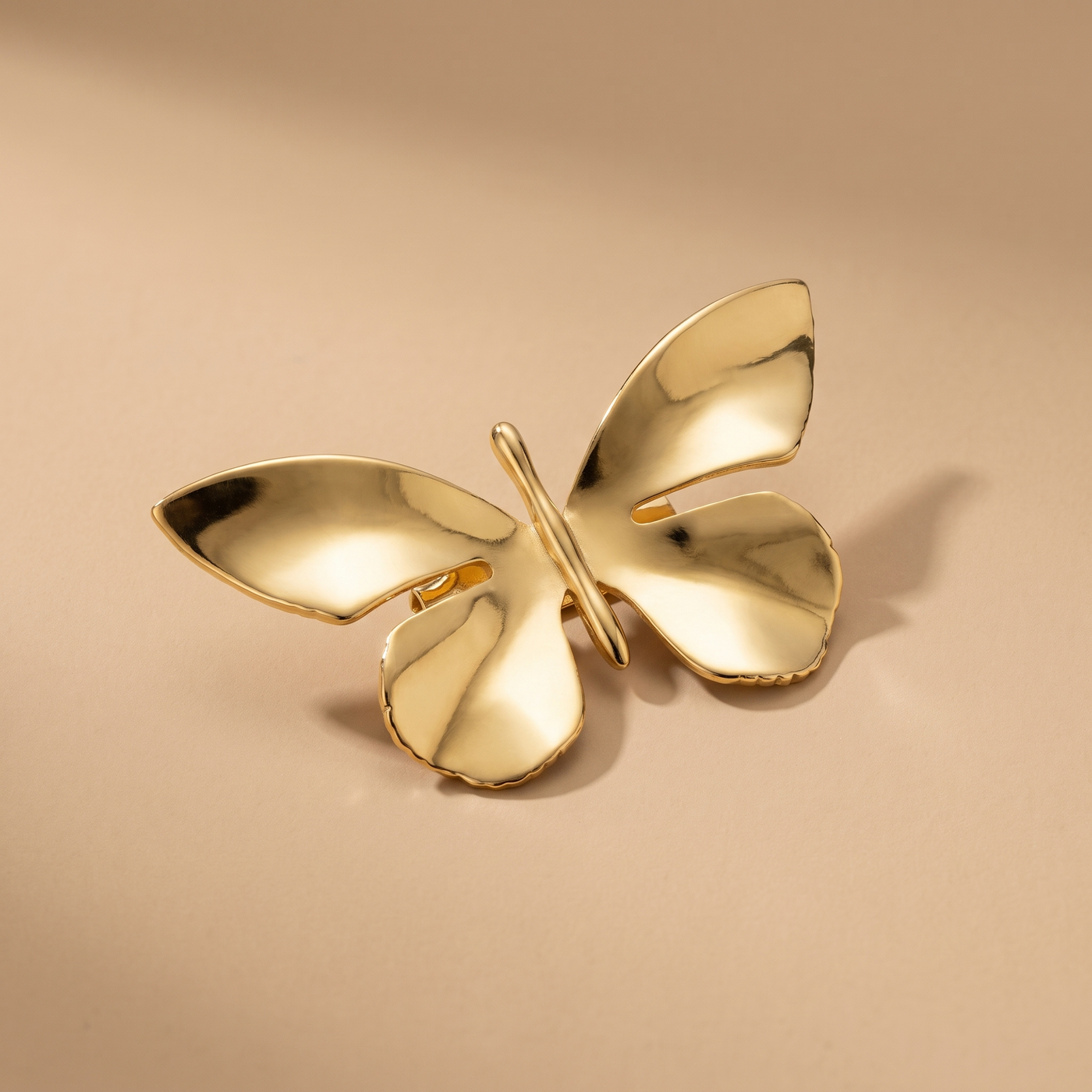 Broche Papillon en acier, bijou vintage Alyvoa portée sur un revers · Doré