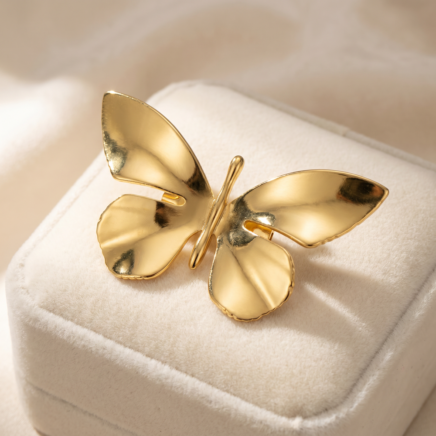 Broche Papillon en acier, bijou vintage Alyvoa vue en gros plan · Doré