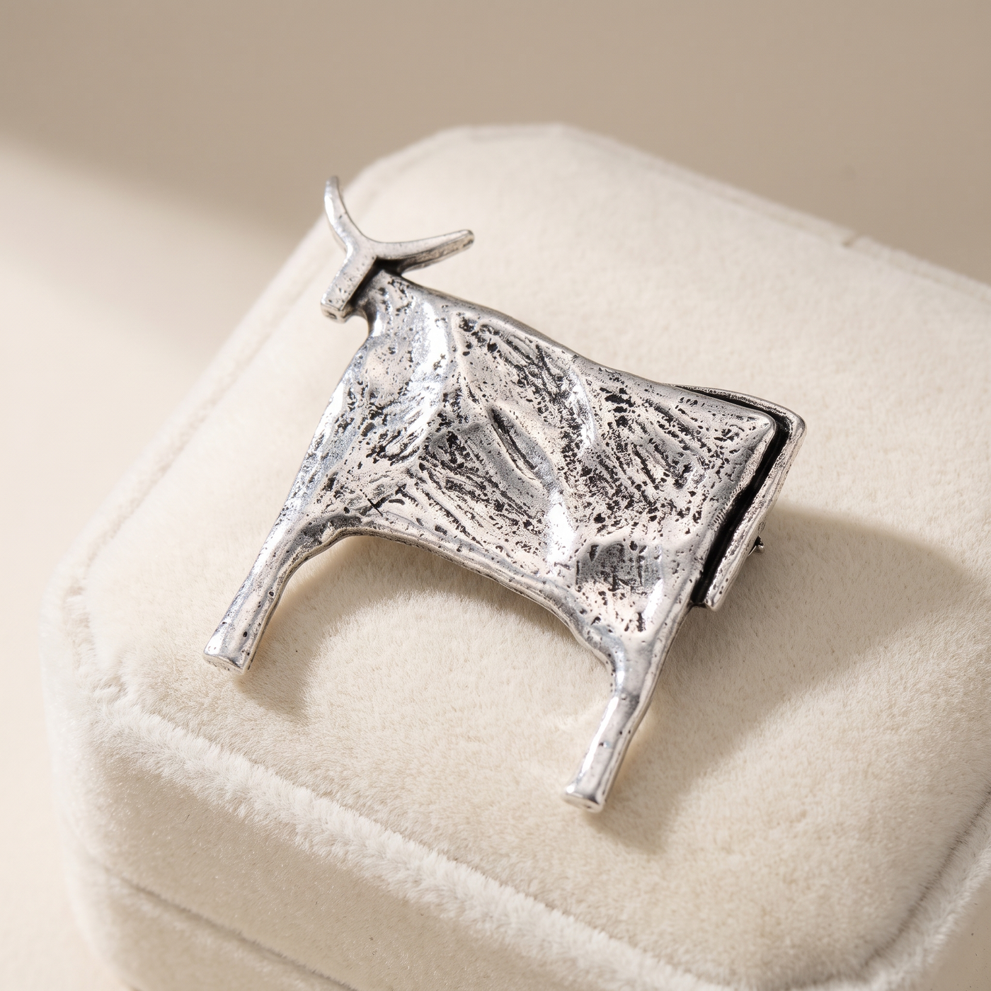 Broche Chat, bijou fantaisie vintage Alyvoa présentée sur un coussin · Argenté