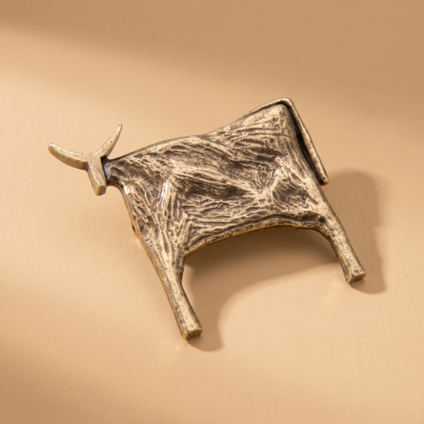 Broche Chat, bijou fantaisie vintage Alyvoa portée sur un revers · Doré