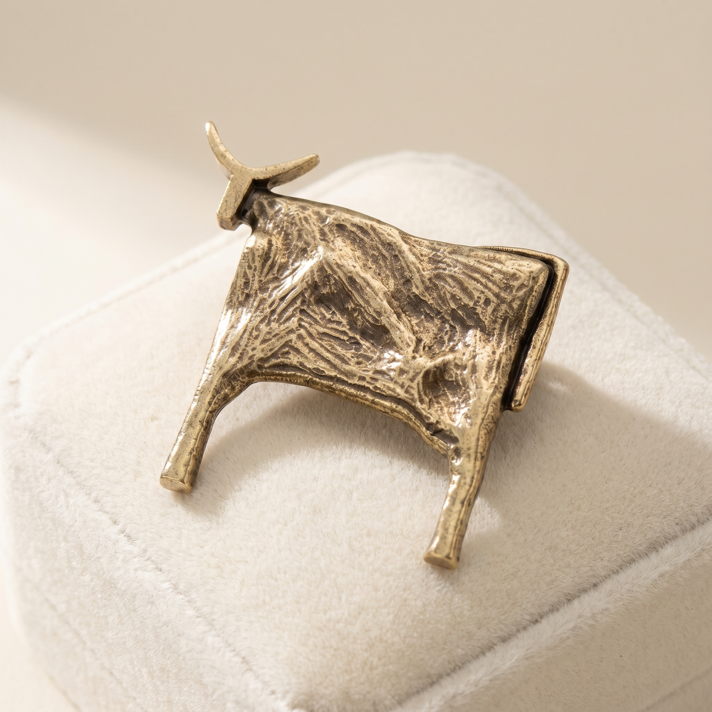 Broche Chat, bijou fantaisie vintage Alyvoa vue en gros plan · Doré