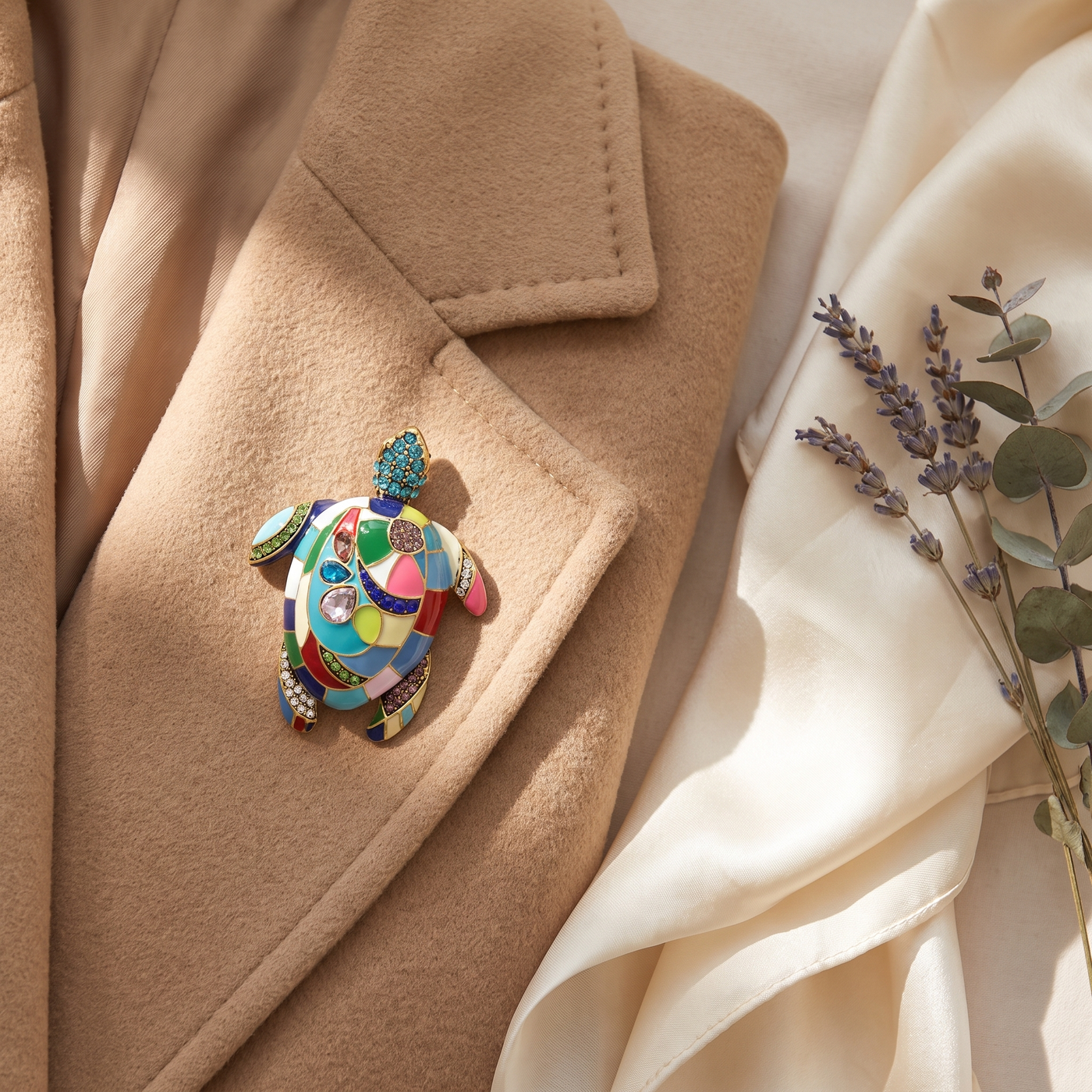Broche Tortue en cristal, bijou vintage Alyvoa portée sur un revers