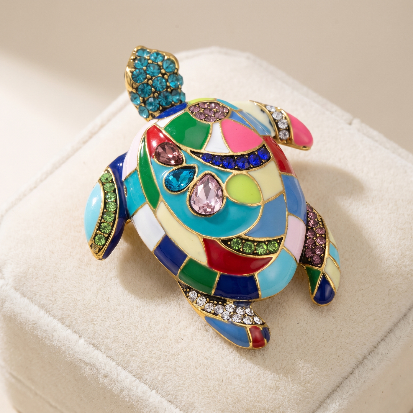 Broche Tortue en cristal, bijou vintage Alyvoa tenue à la main