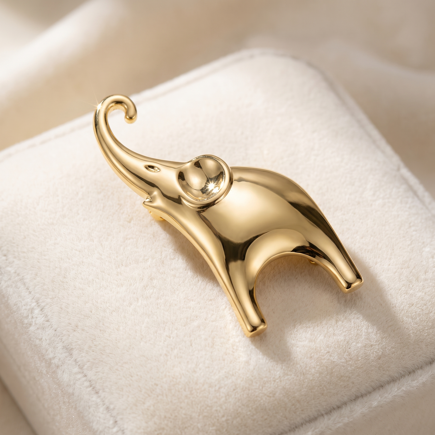 Broche Éléphant en acier, bijou vintage Alyvoa présentée sur un coussin · Doré