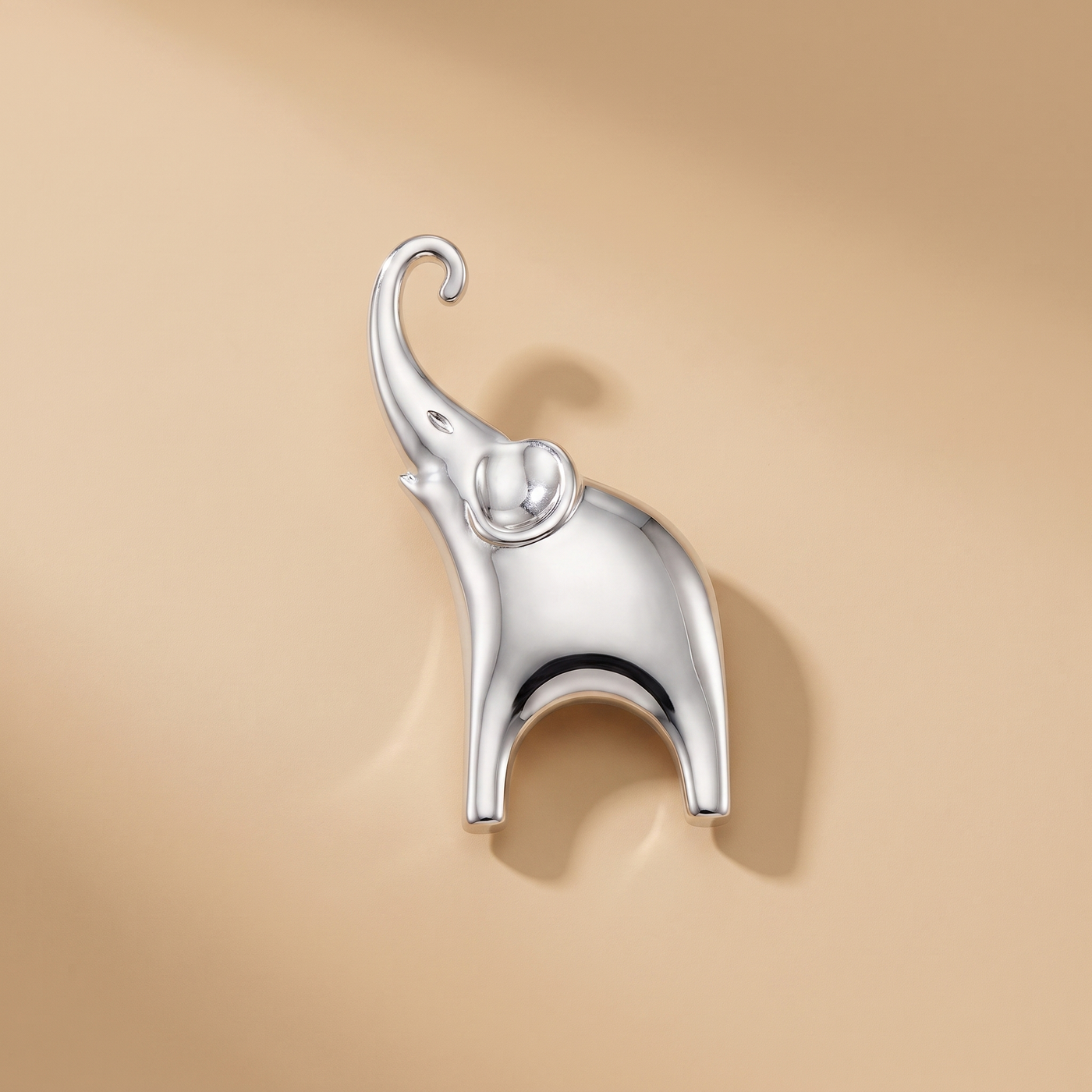 Broche Éléphant en acier, bijou vintage Alyvoa portée sur un revers · Argenté