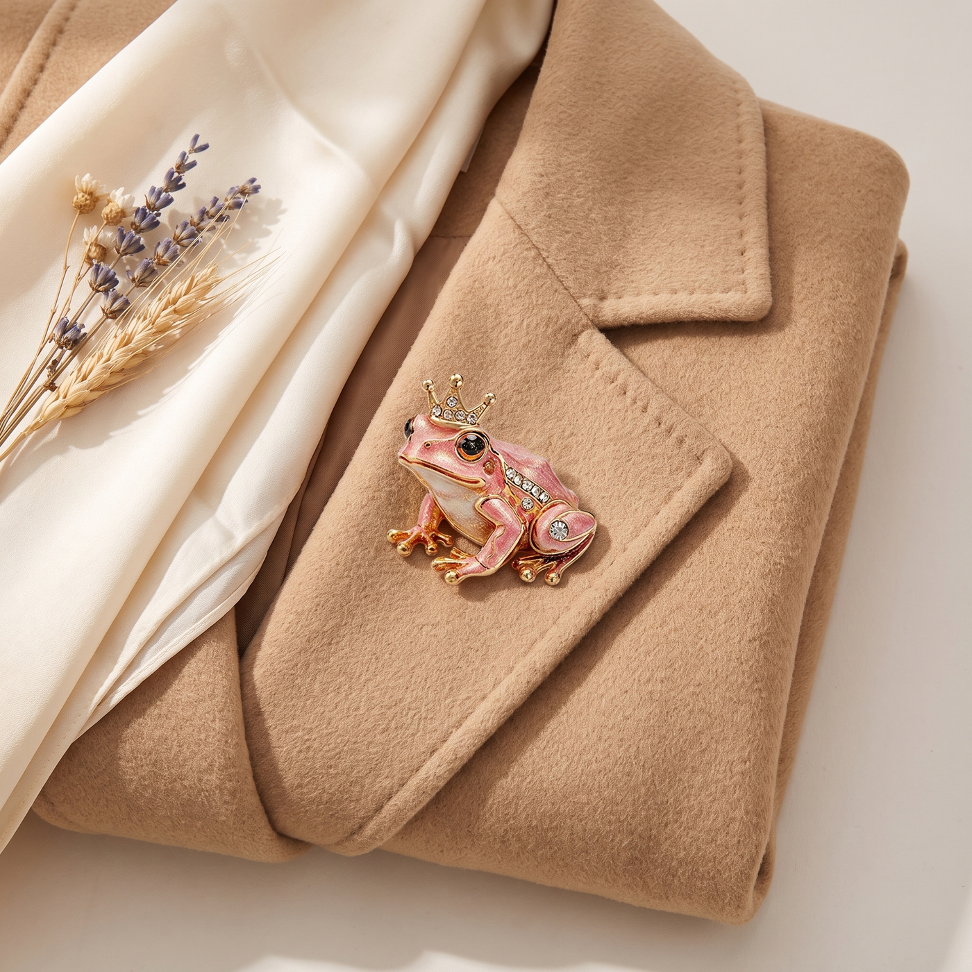 Broche Grenouille en cristal, bijou vintage Alyvoa en situation · Rose