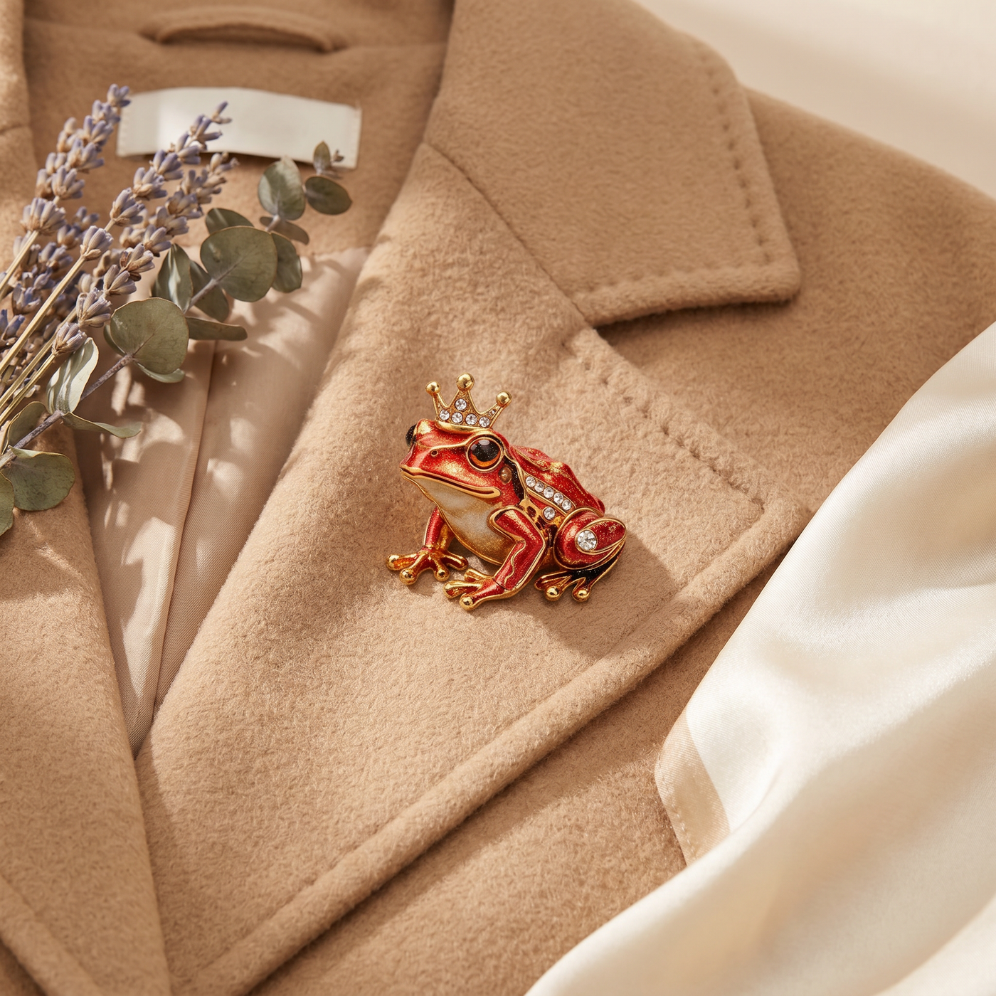Broche Grenouille en cristal, bijou vintage Alyvoa vue en gros plan · Rouge