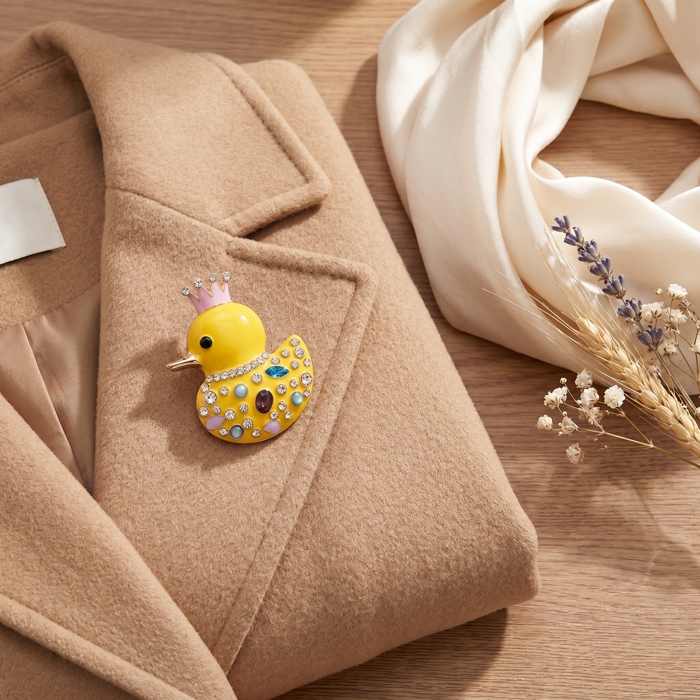 Broche Canard en cristal, bijou vintage Alyvoa présentée sur un coussin · Jaune