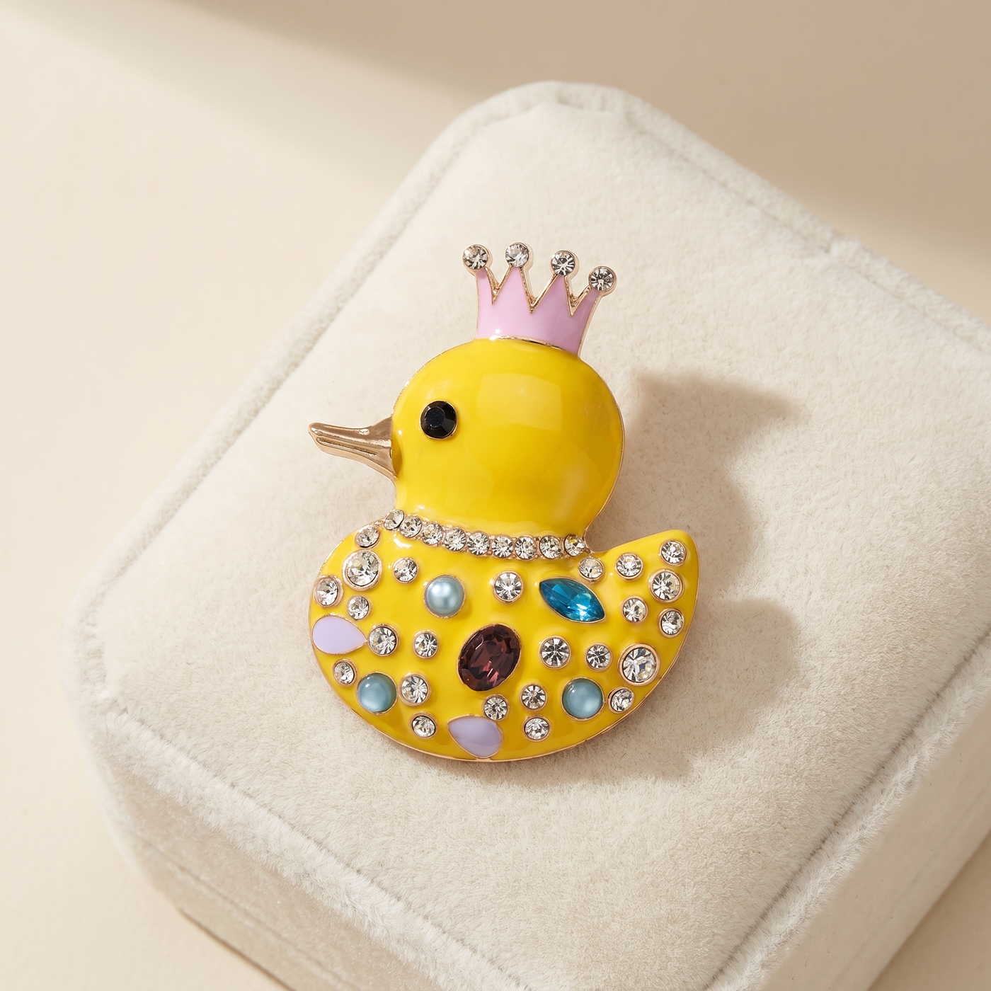 Broche Canard en cristal, bijou vintage Alyvoa tenue à la main · Jaune