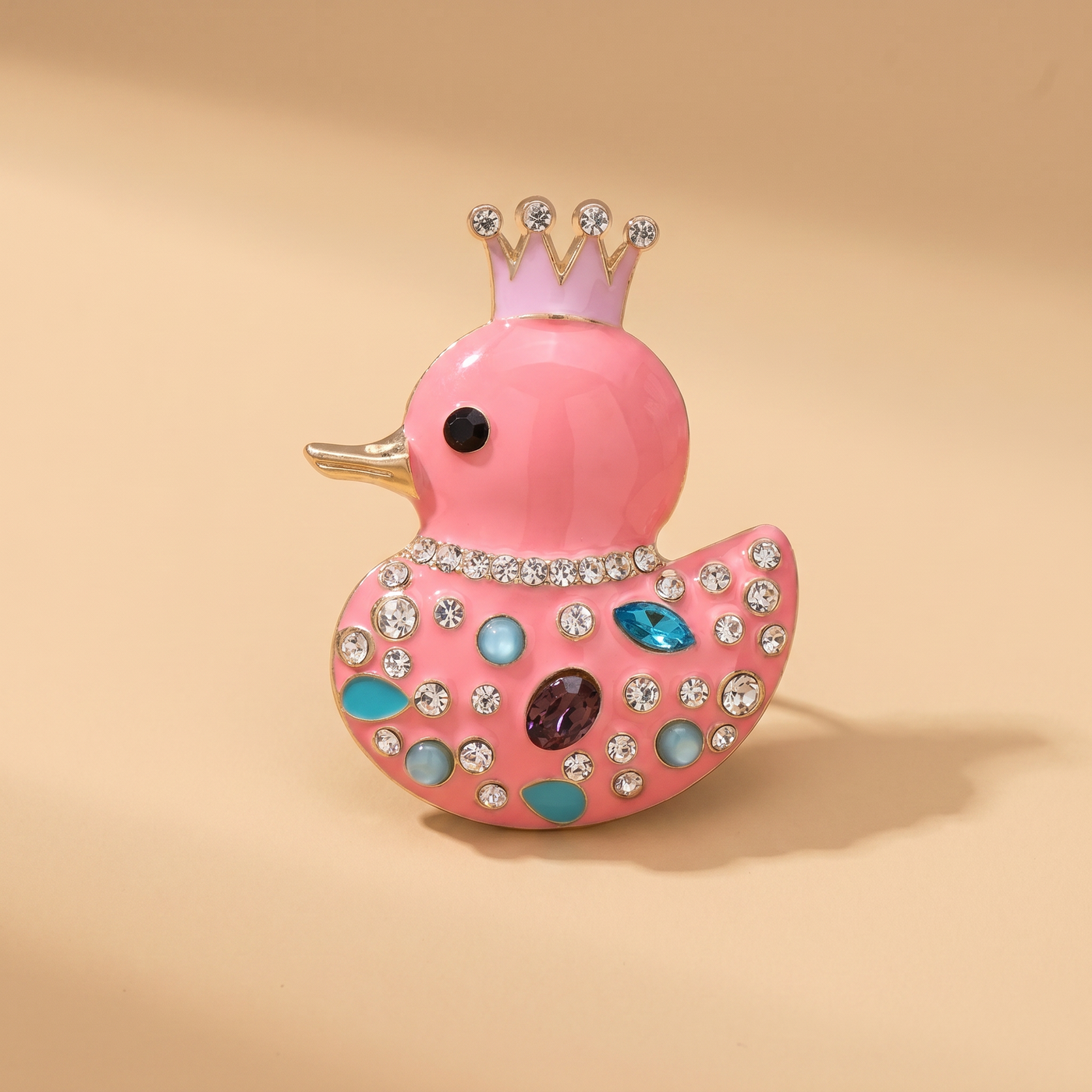 Broche Canard en cristal, bijou vintage Alyvoa portée sur un revers · Rose
