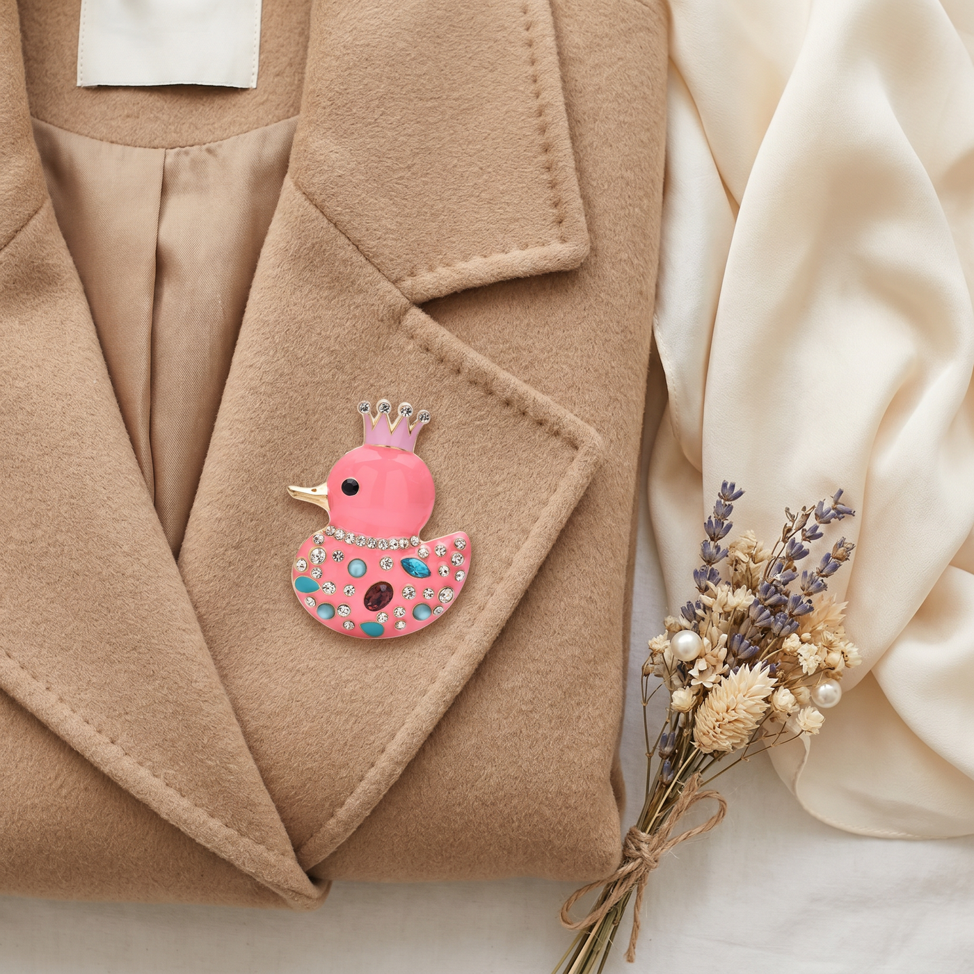 Broche Canard en cristal, bijou vintage Alyvoa vue en gros plan · Rose