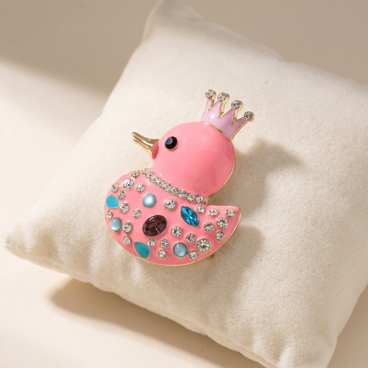 Broche Canard en cristal, bijou vintage Alyvoa en situation · Rose