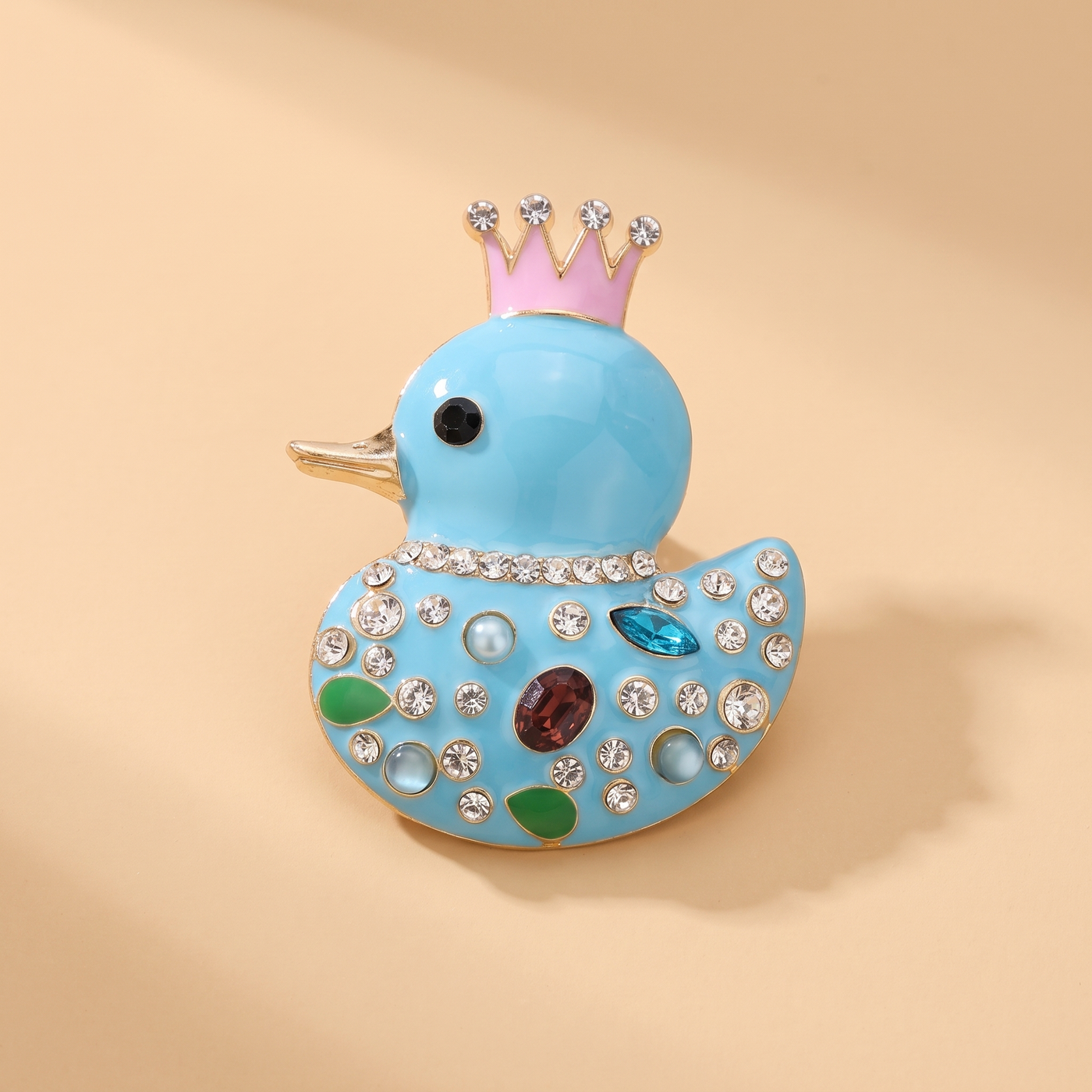 Broche Canard en cristal, bijou vintage Alyvoa tenue à la main · Bleu