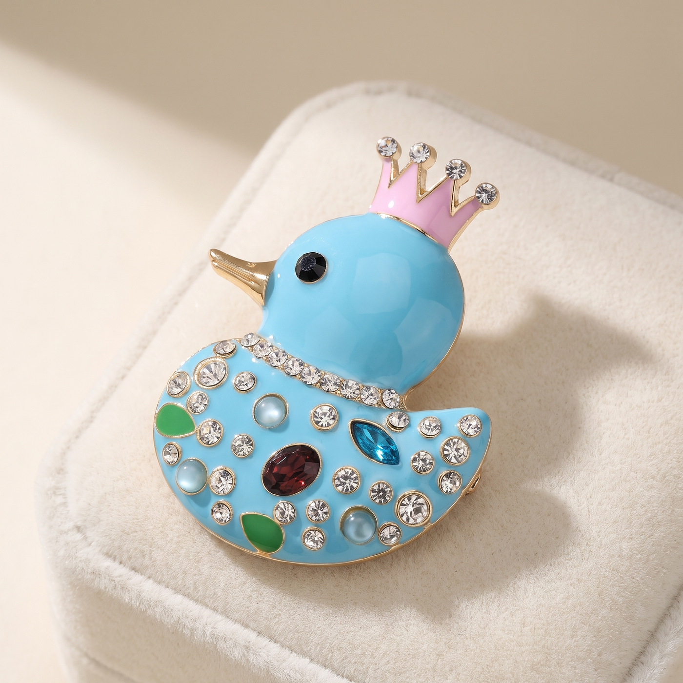 Broche Canard en cristal, bijou vintage Alyvoa présentée sur un coussin · Bleu