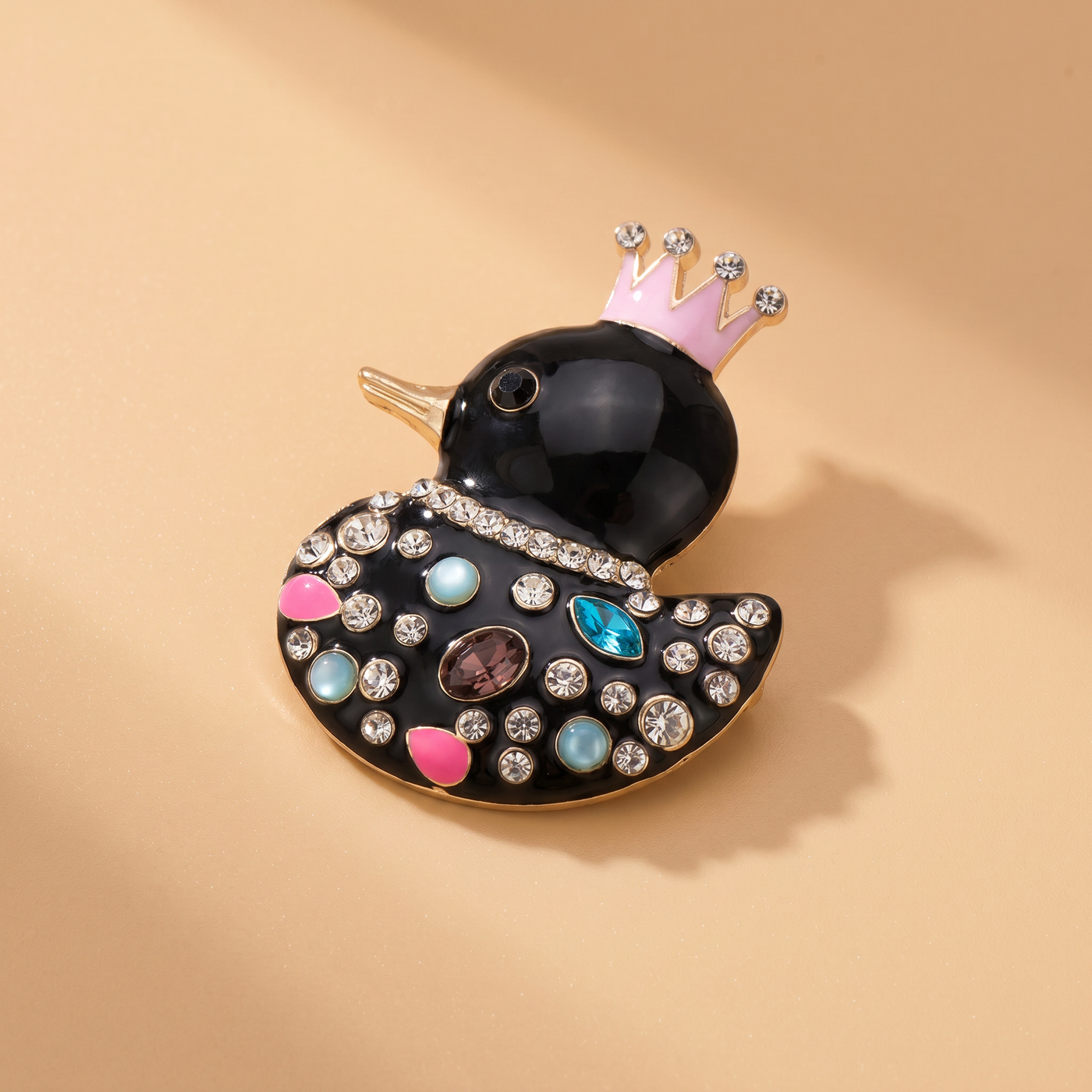 Broche Canard en cristal, bijou vintage Alyvoa en situation · Noir