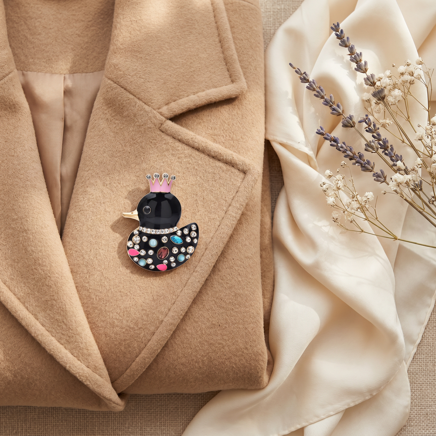 Broche Canard en cristal, bijou vintage Alyvoa portée sur un revers · Noir