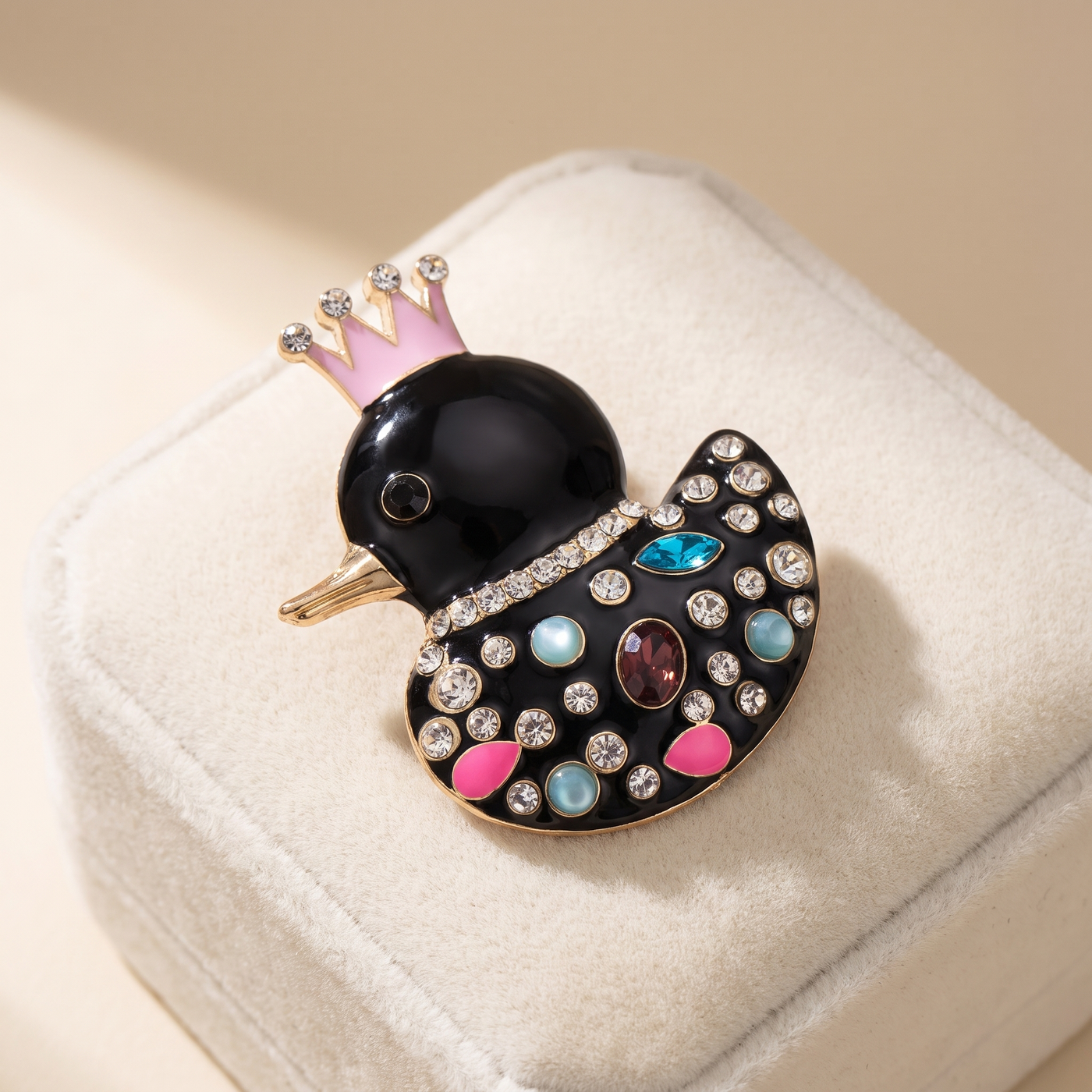 Broche Canard en cristal, bijou vintage Alyvoa vue en gros plan · Noir