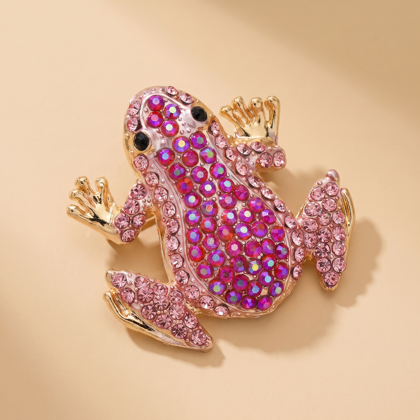 Broche Grenouille en cristal, bijou vintage Alyvoa portée sur un revers · Rose