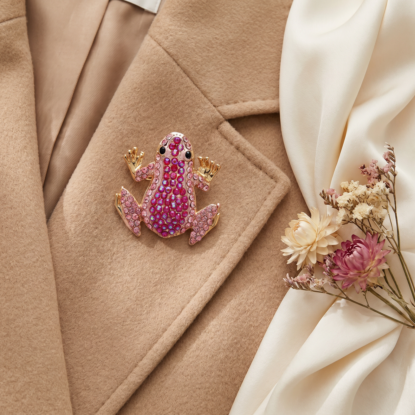 Broche Grenouille en cristal, bijou vintage Alyvoa présentée sur un coussin · Rose