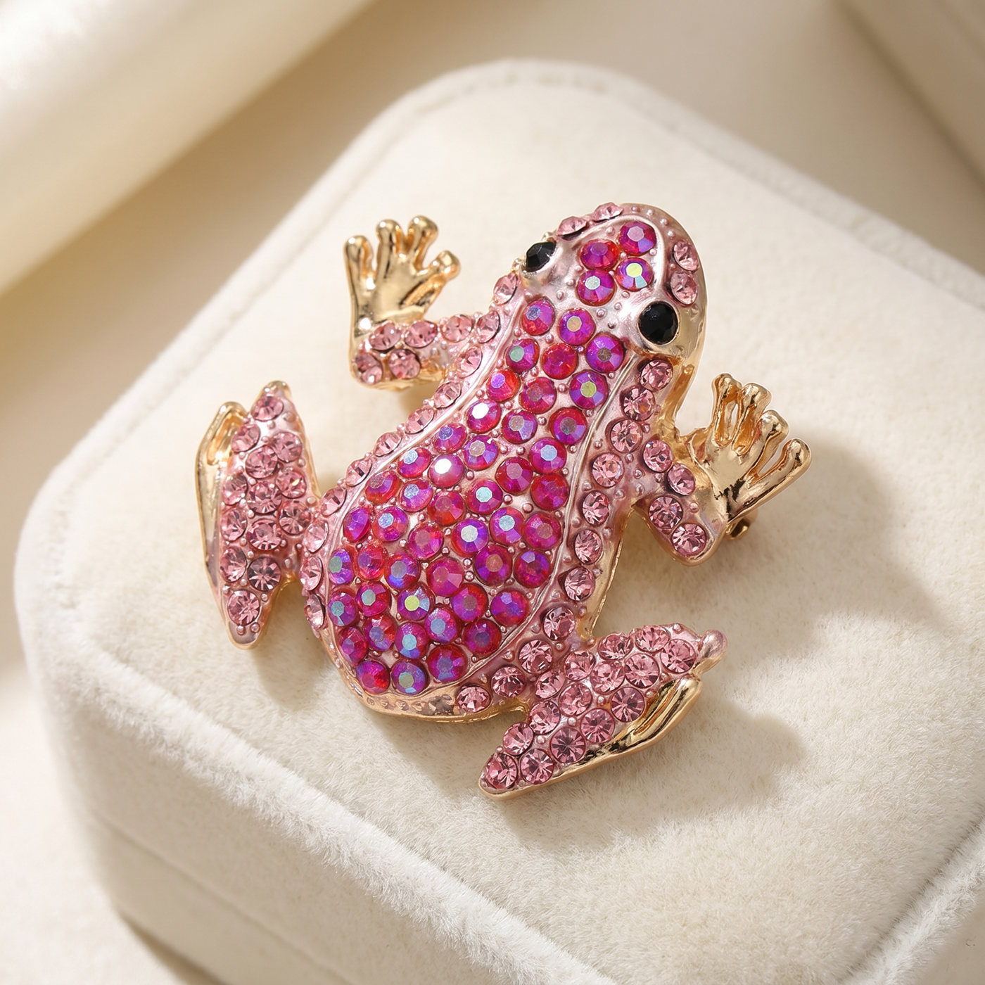 Broche Grenouille en cristal, bijou vintage Alyvoa portée sur un revers · Rose