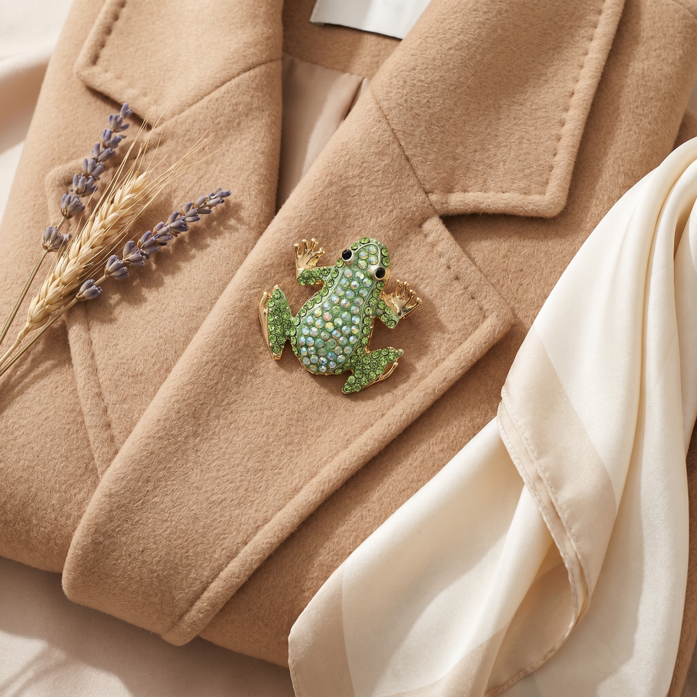 Broche Grenouille en cristal, bijou vintage Alyvoa vue en gros plan · Vert