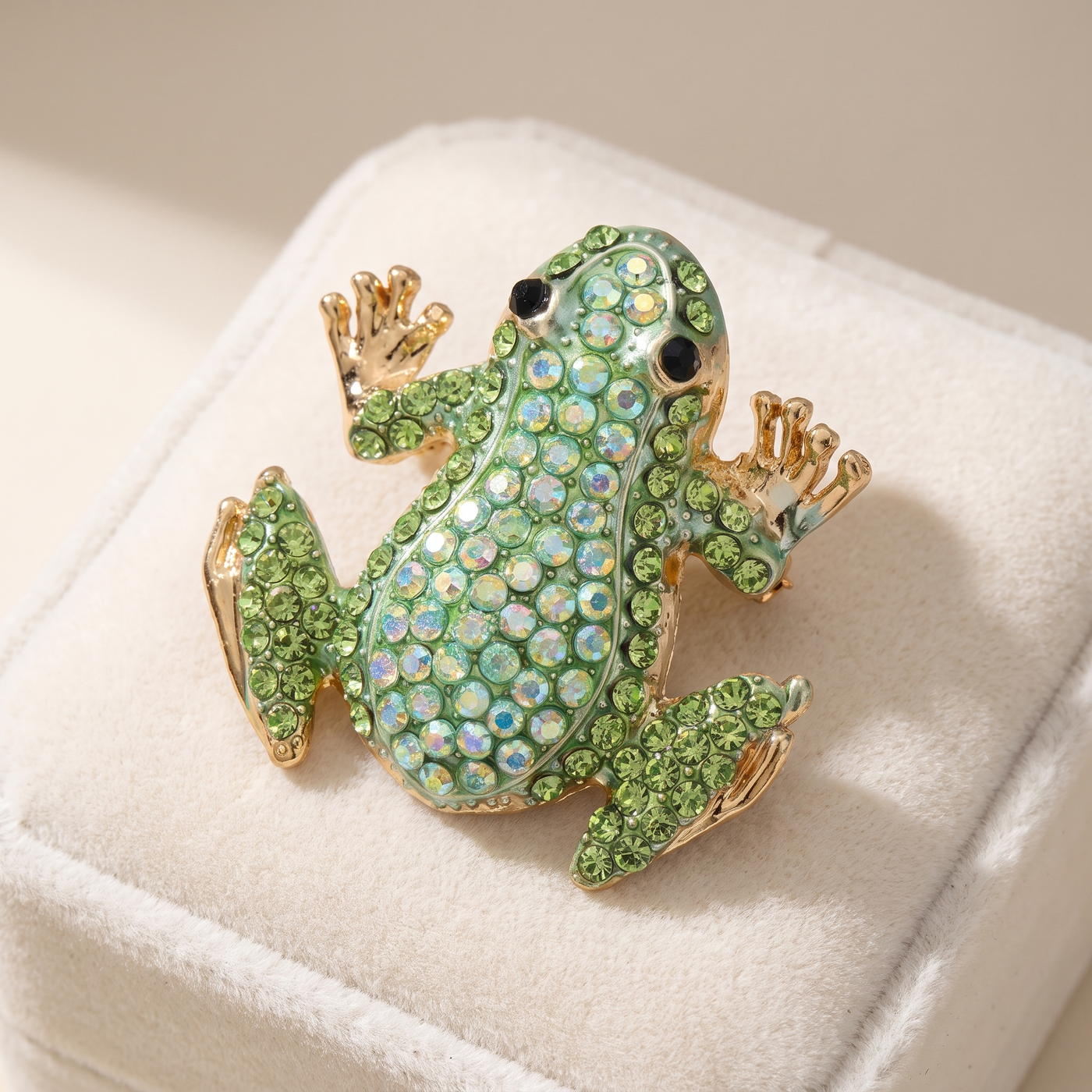 Broche Grenouille en cristal, bijou vintage Alyvoa tenue à la main · Vert
