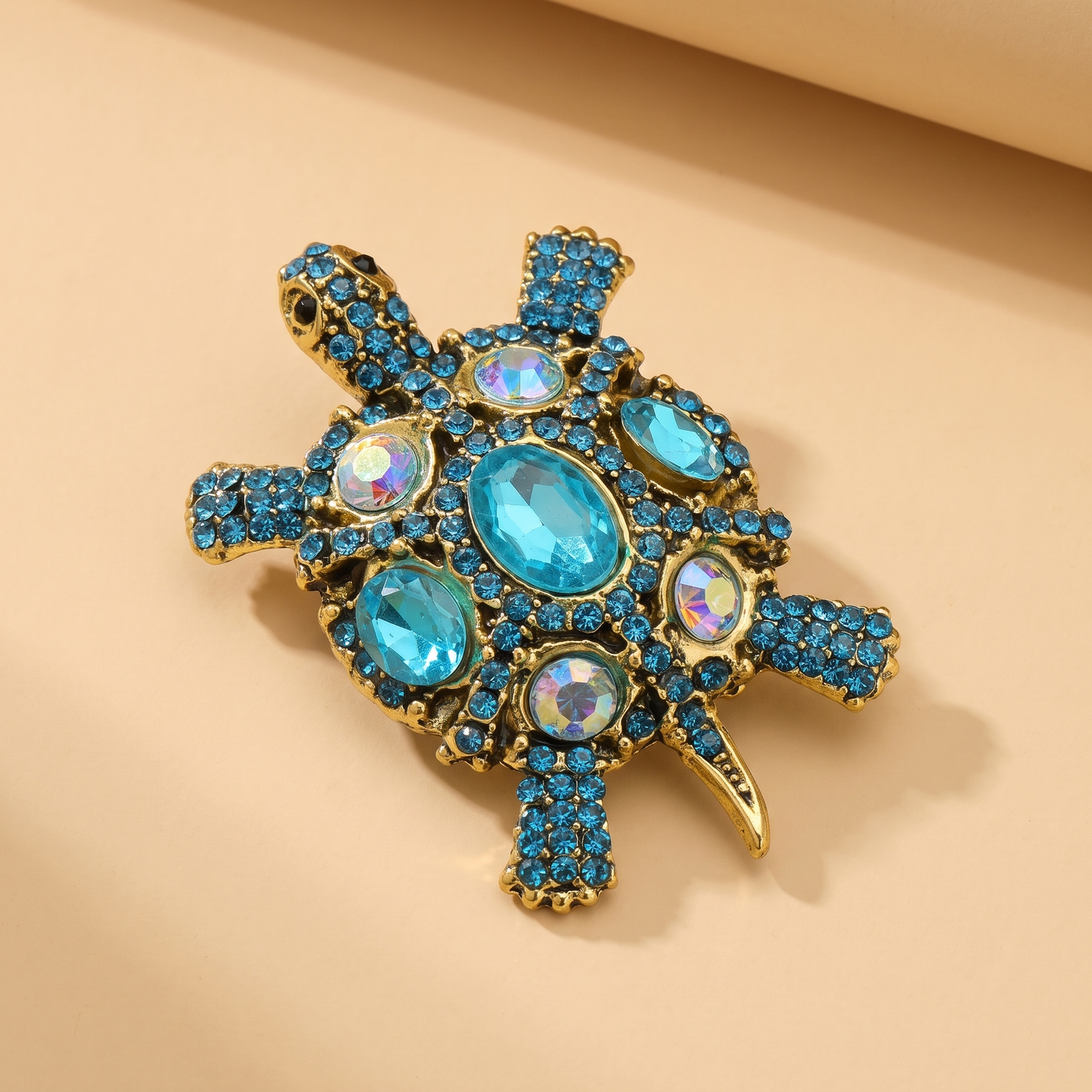 Broche Tortue en cristal, bijou vintage Alyvoa portée sur un revers