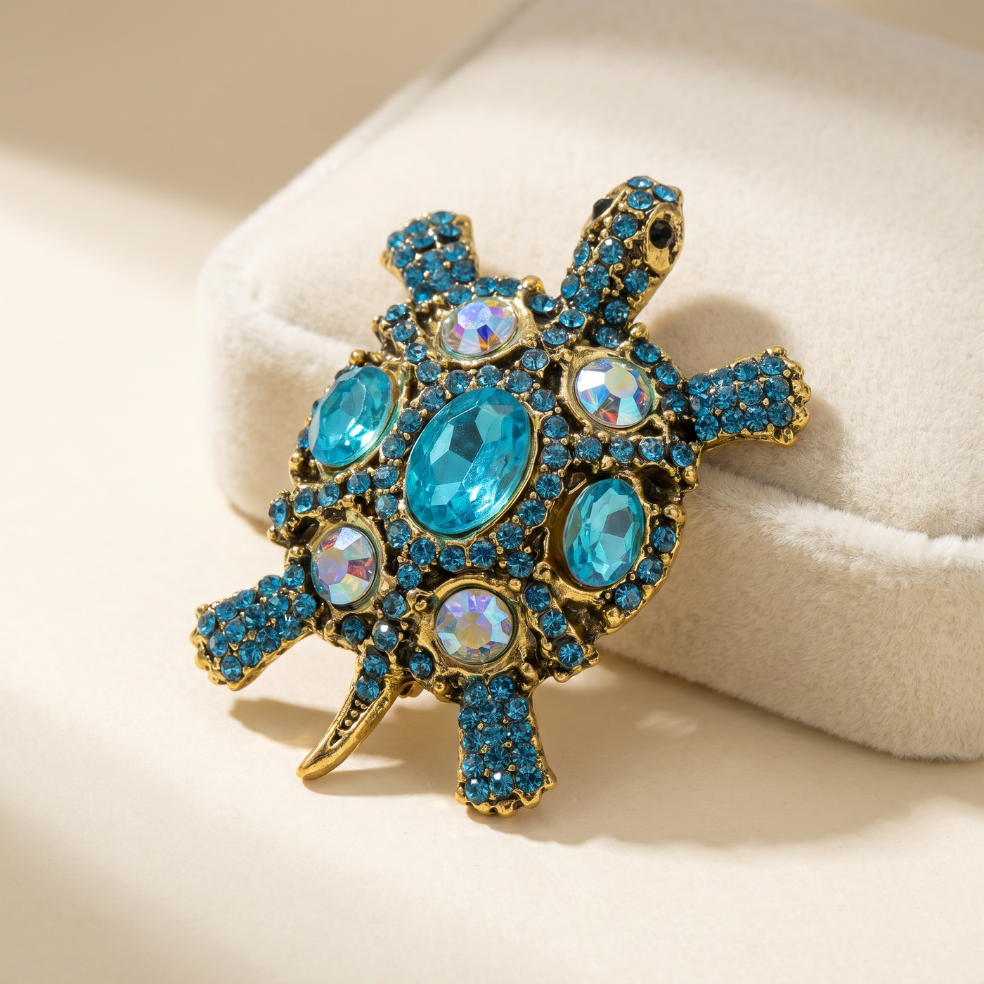 Broche Tortue en cristal, bijou vintage Alyvoa portée sur un revers