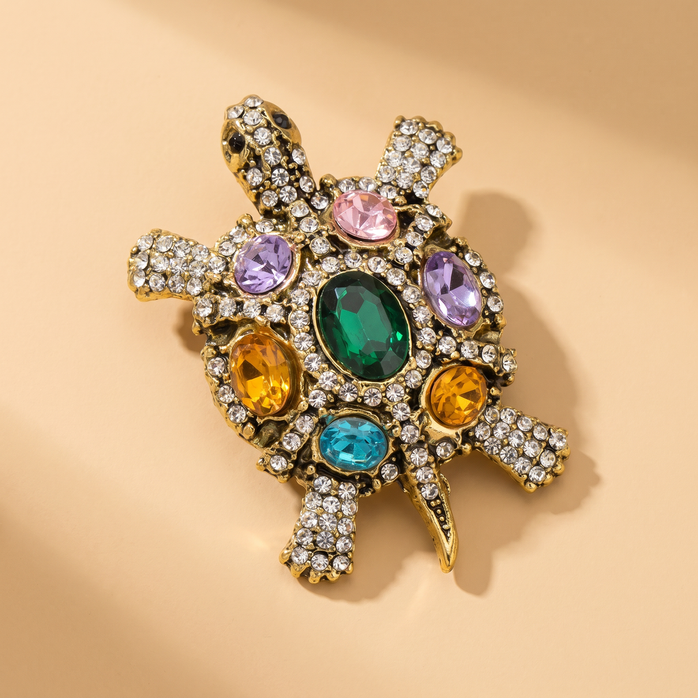 Broche Tortue en cristal, bijou vintage Alyvoa tenue à la main