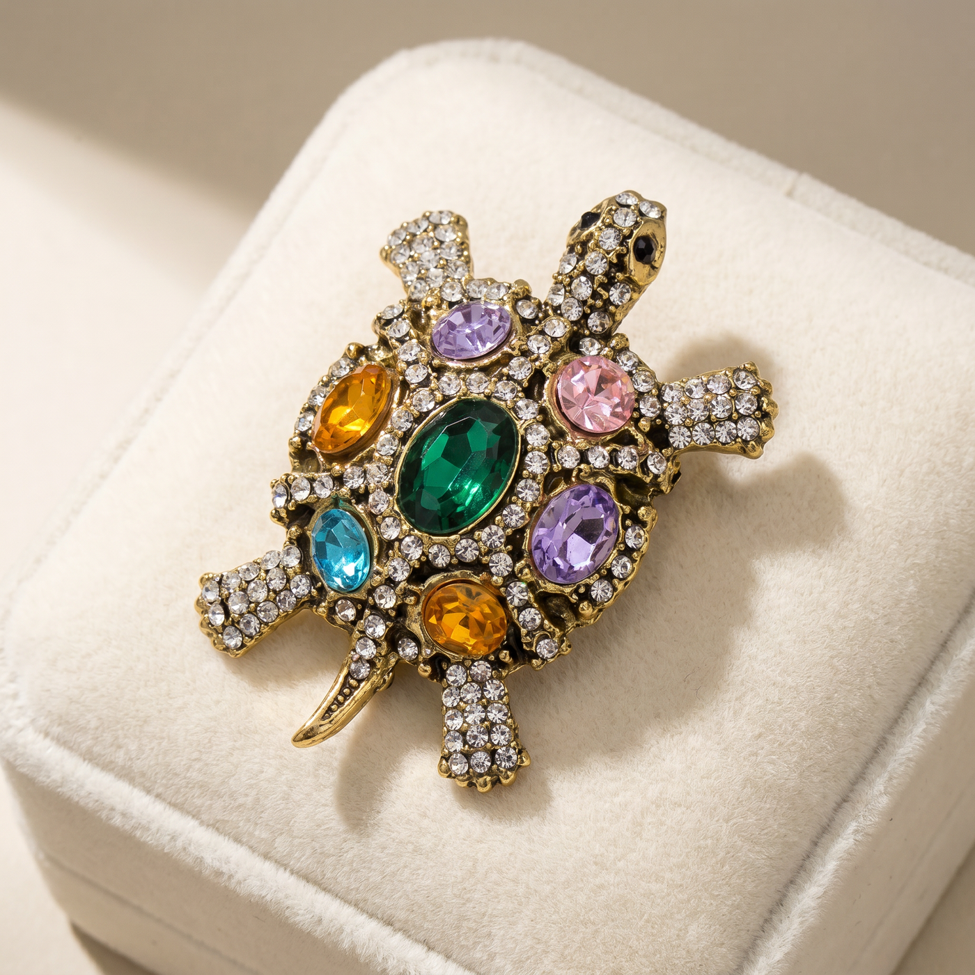 Broche Tortue en cristal, bijou vintage Alyvoa tenue à la main